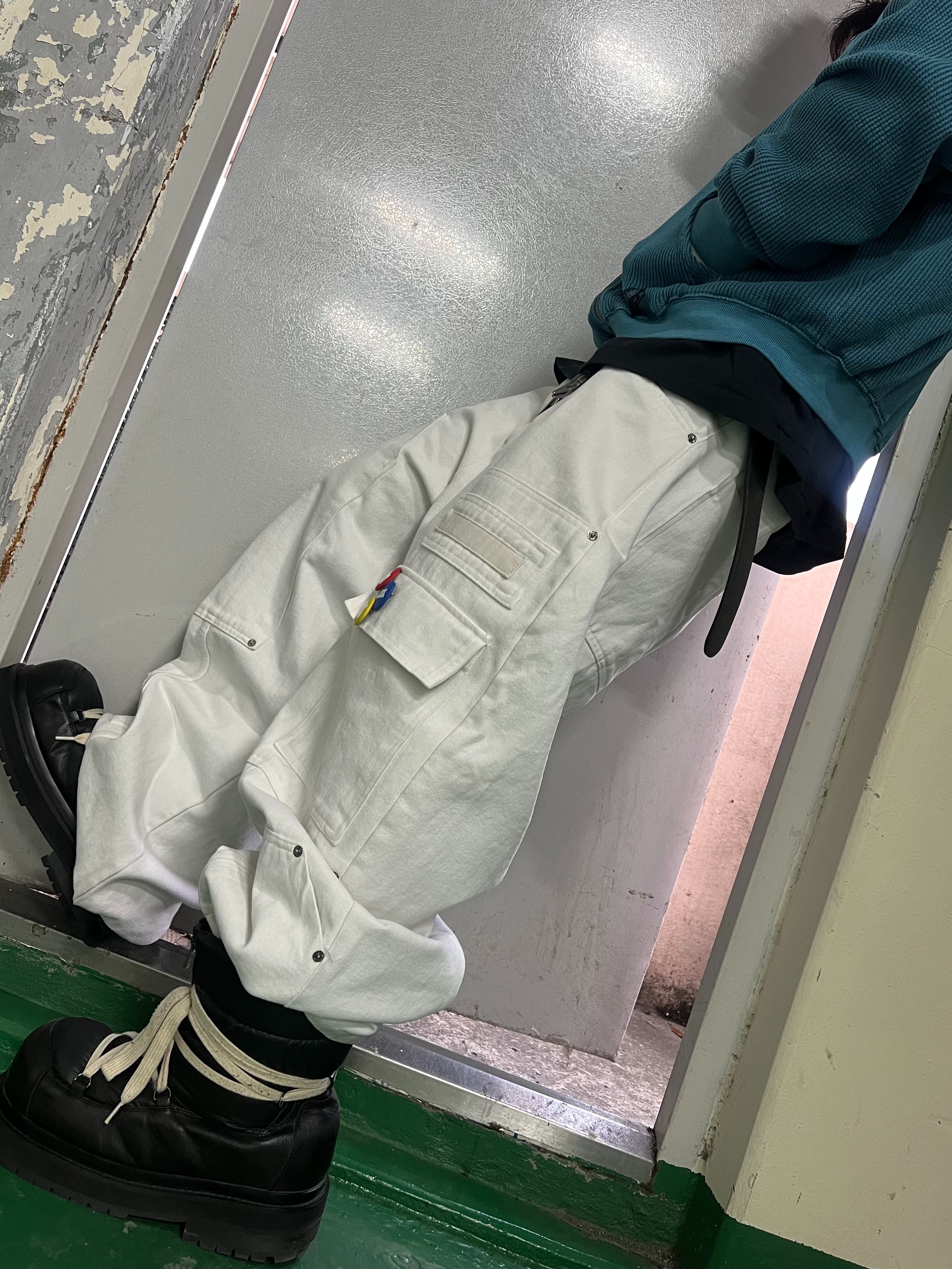 INSANE GARAGE Washed Waffle Hoodie_Teal, Undermycar MU.128 Original Logo Cracked Leather Belt Silver / Black 착용 스타일 - 3