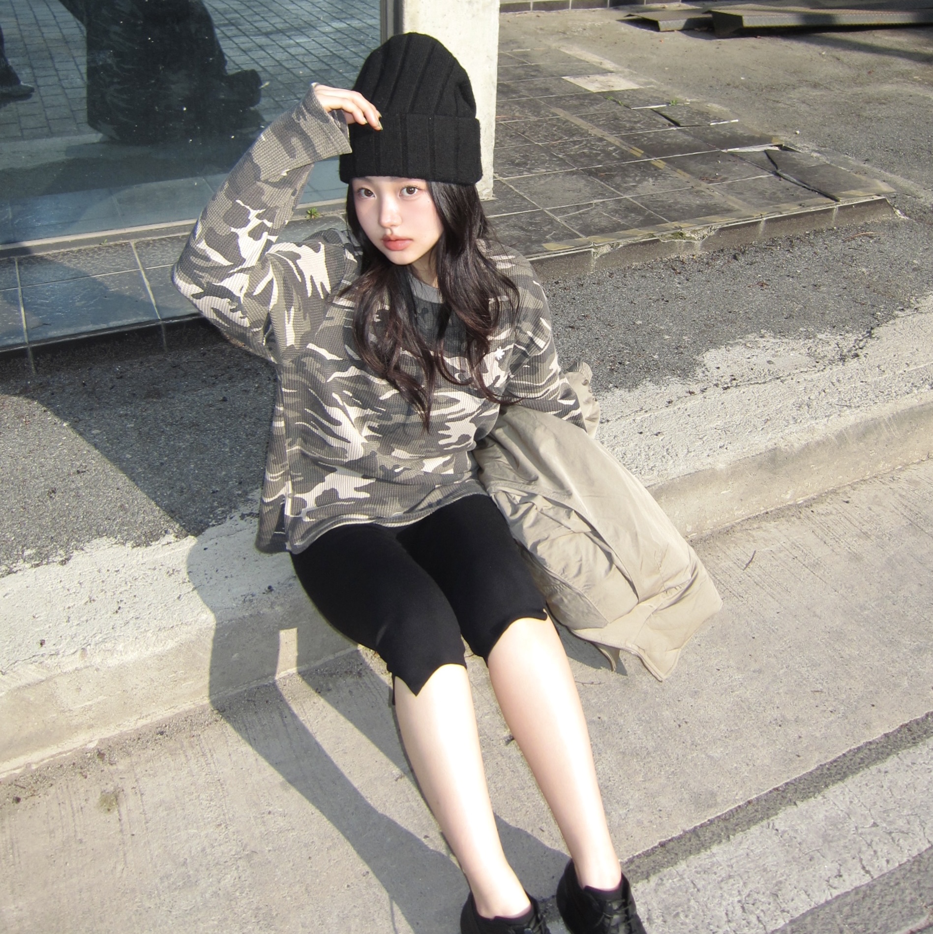 SLOW RECORD HOUSE Fingerhole Crop Long Sleeve Camo Beige 착용 스타일 - 1
