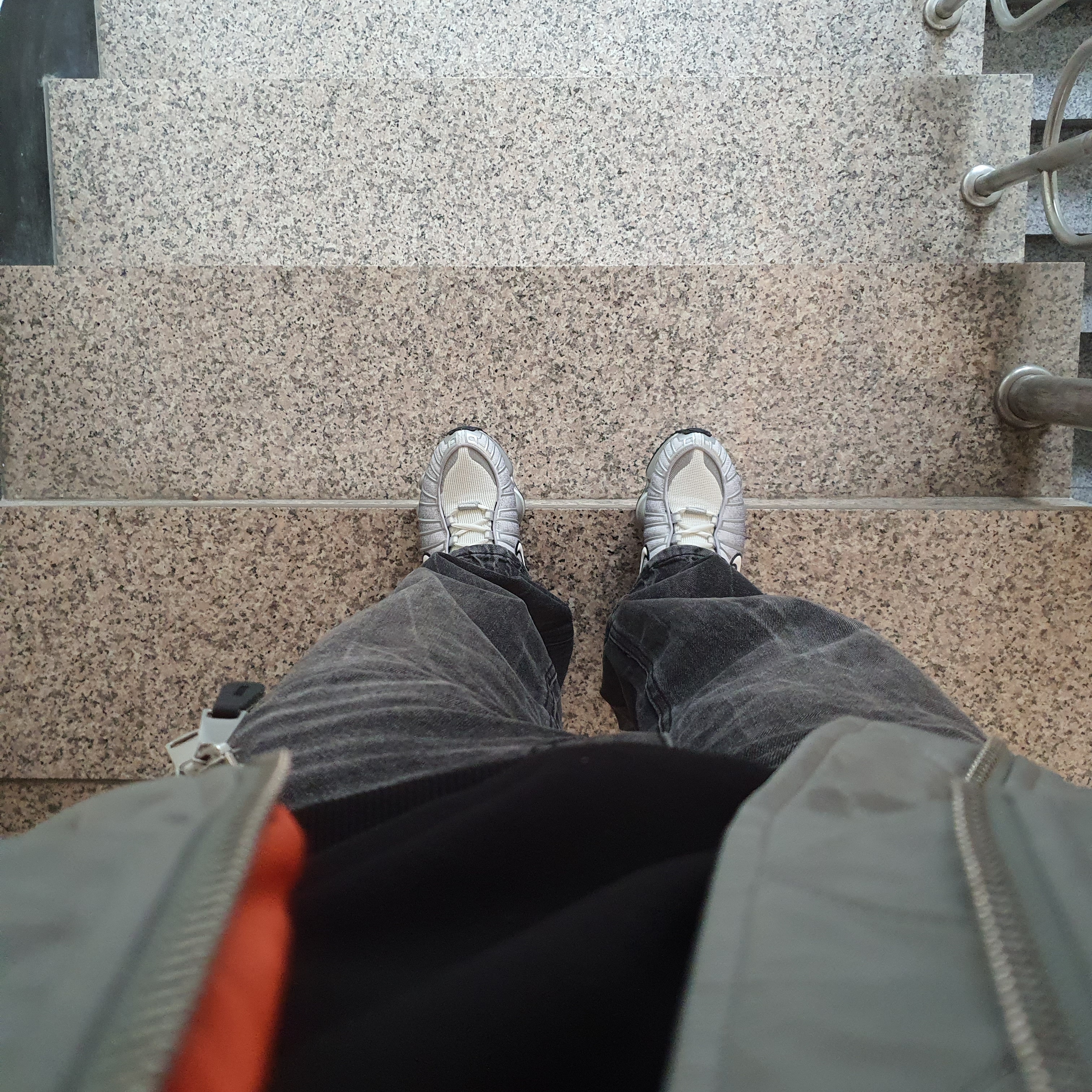 Nike Shox TL Metallic Silver Wolf Grey 착용 스타일