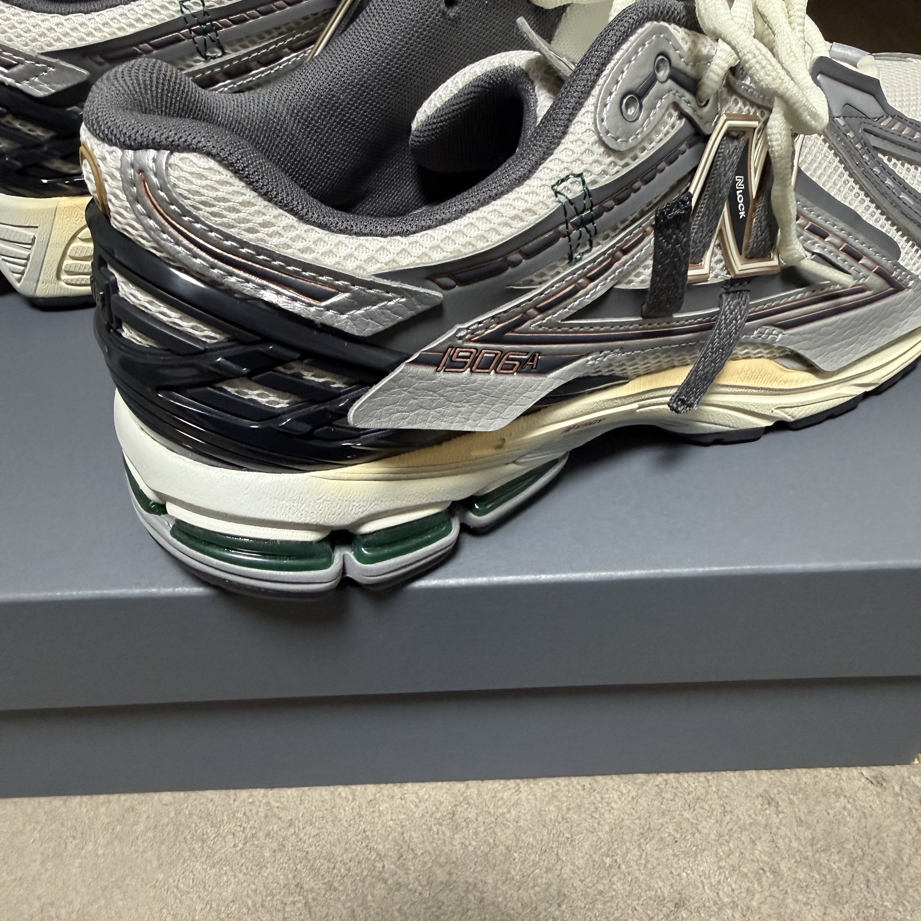 New Balance 1906A Silver Metallic Castlerock 착용 스타일 - 2