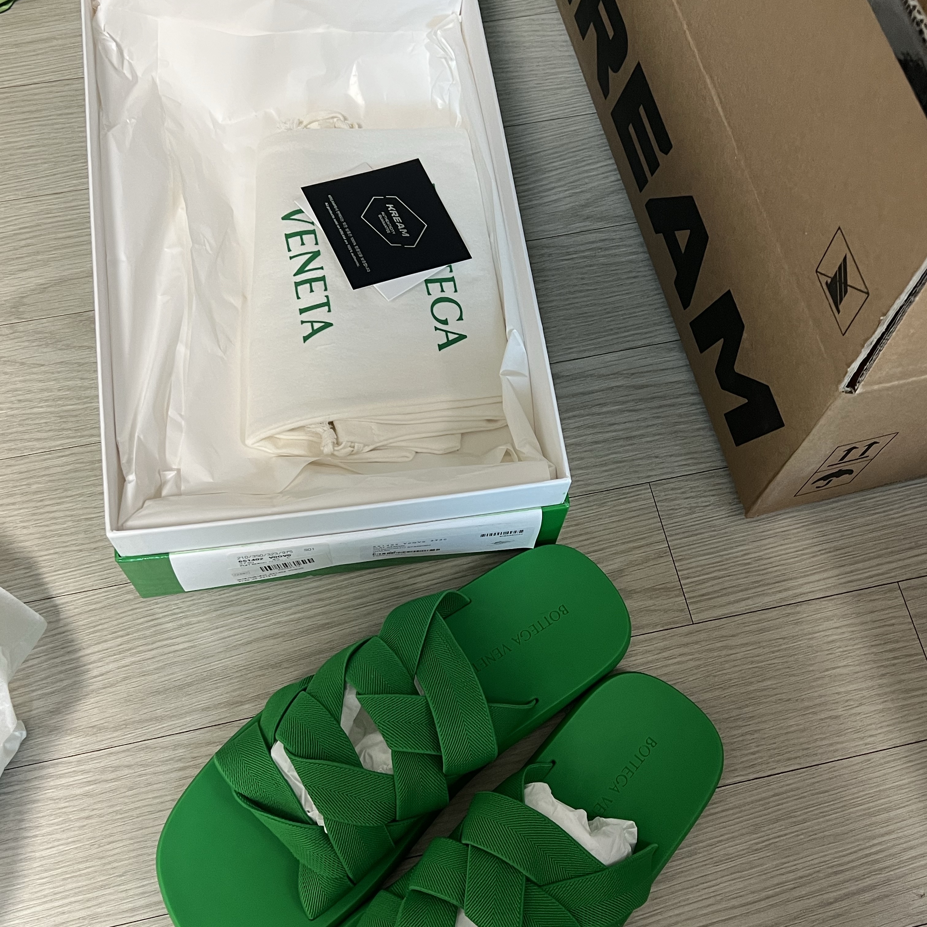 Bottega Veneta Plat Mule Grass 착용 스타일