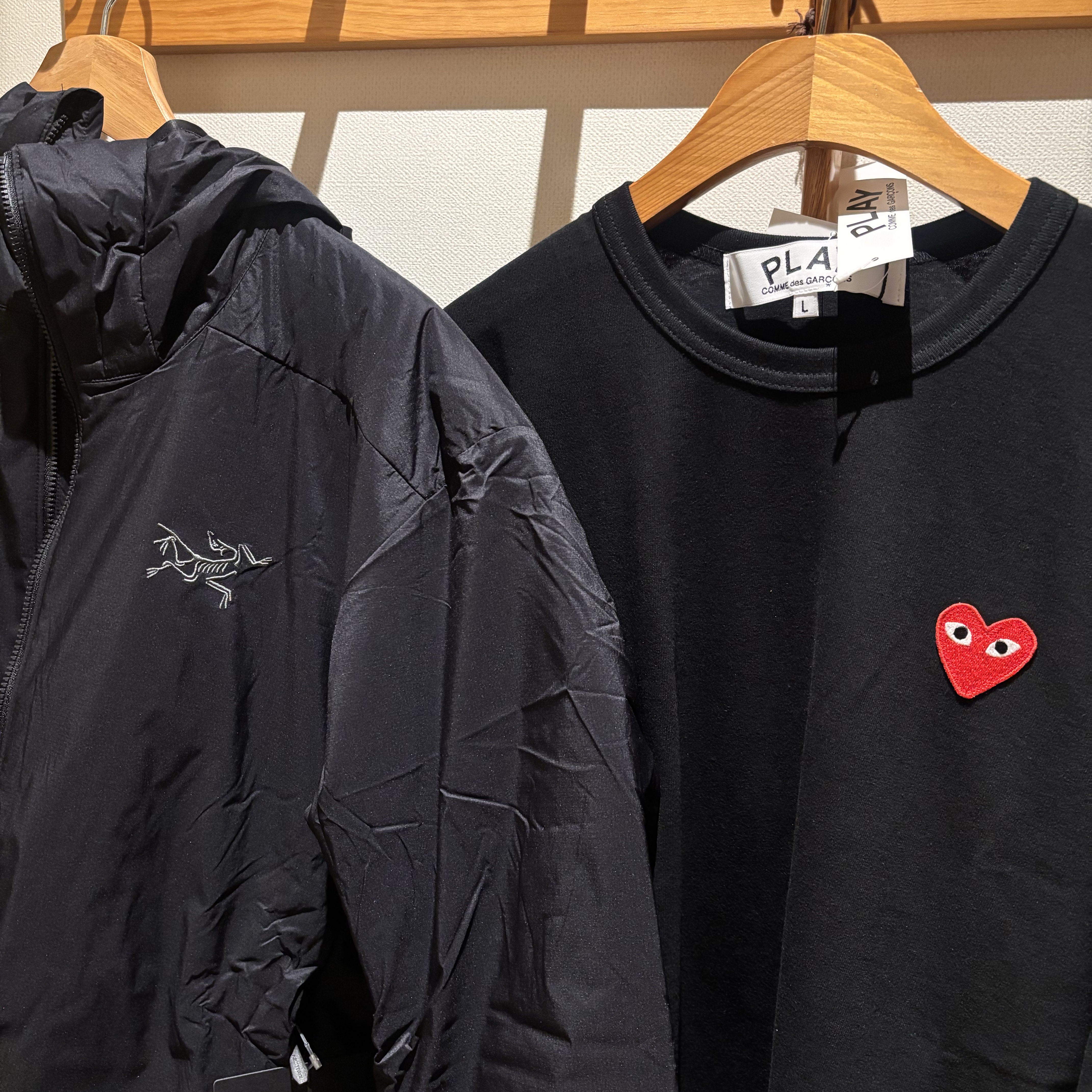 Arc'teryx Atom Hoody Black, Play Comme des Garcons LS T-Shirt Black 착용 스타일 - 3
