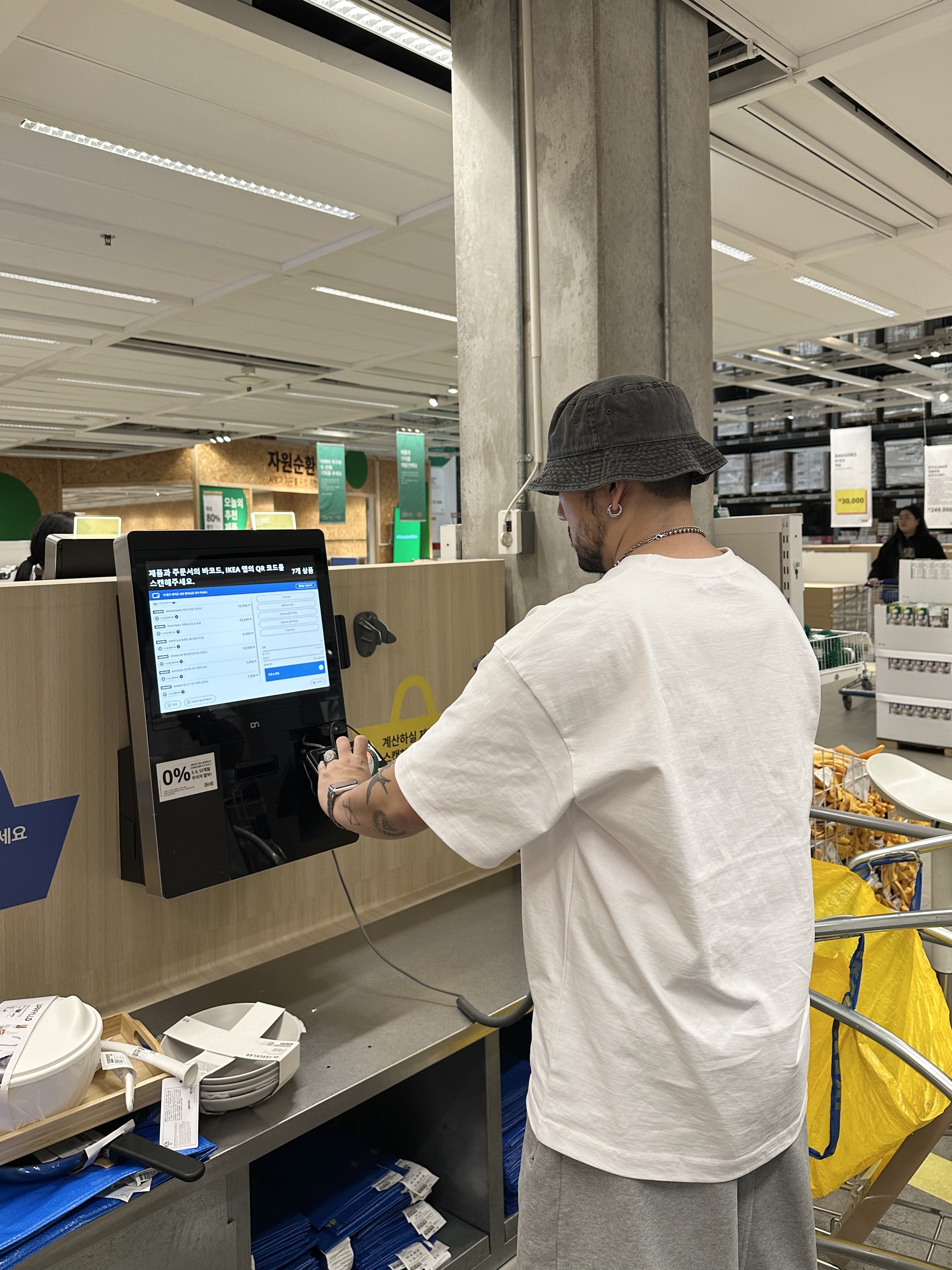 Stussy Washed Stock Bucket Hat Charcoal, Maison Mihara Yasuhiro Blakey OG Sole Canvas Low-top Sneakers Black White 착용 스타일 - 9