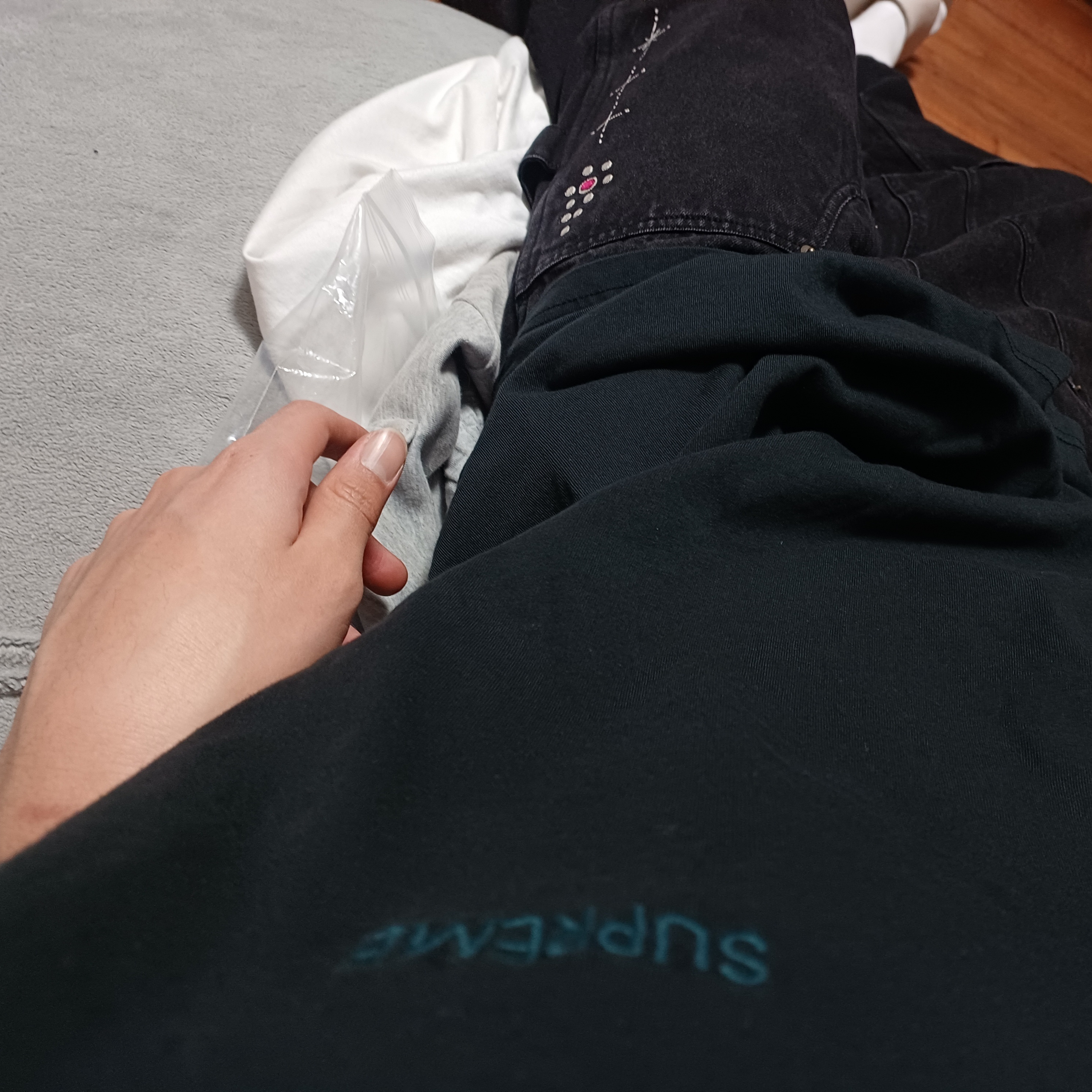 Aoiro Fake Stud Cutted Double Knee Pants Denim Black, Supreme Washed Capital S/S Top Black - 22FW 착용 스타일