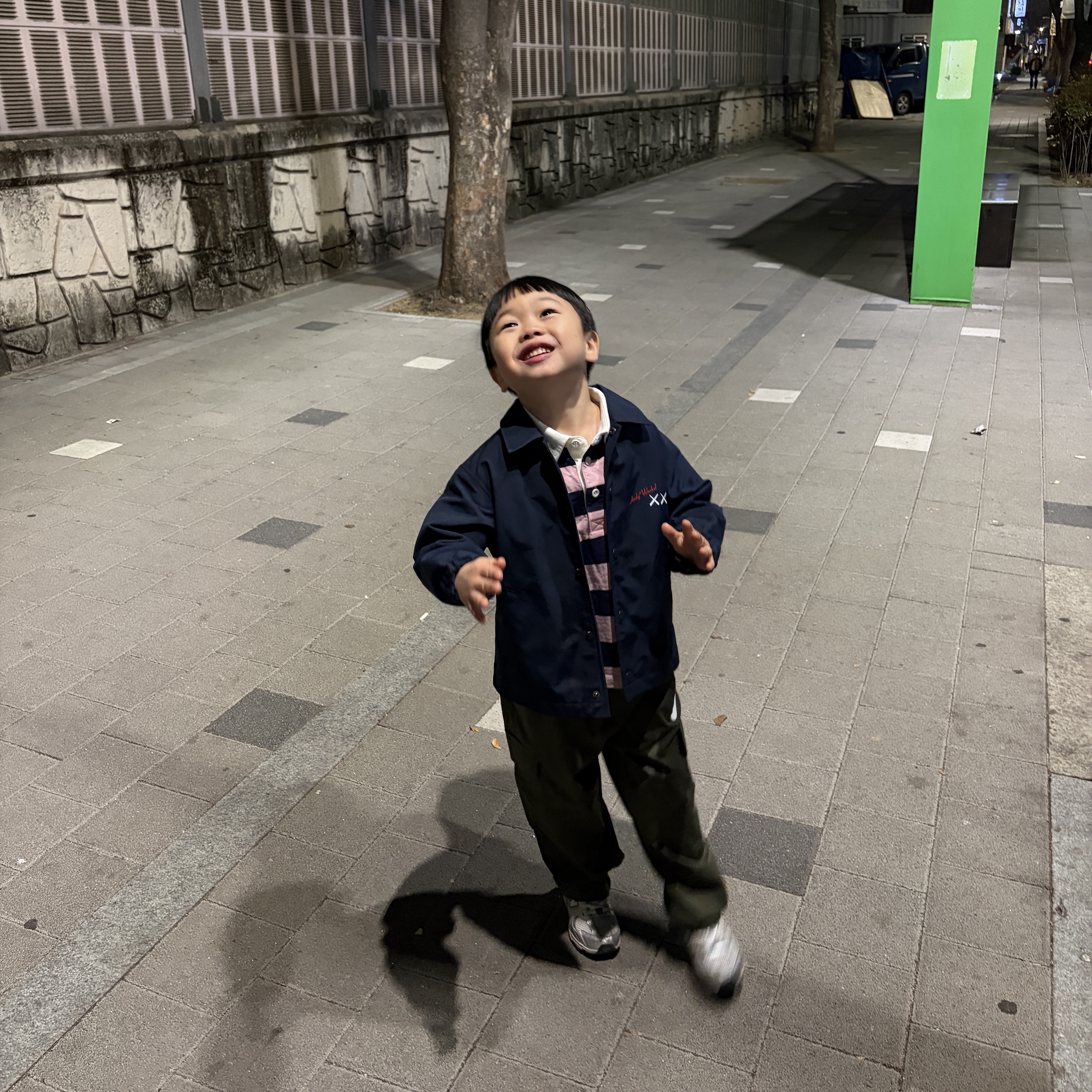 (Kids) Uniqlo UT x Kaws x Warhol Coach Jacket Navy, (PS) New Balance 530 Silver - M Medium 착용 스타일 - 3