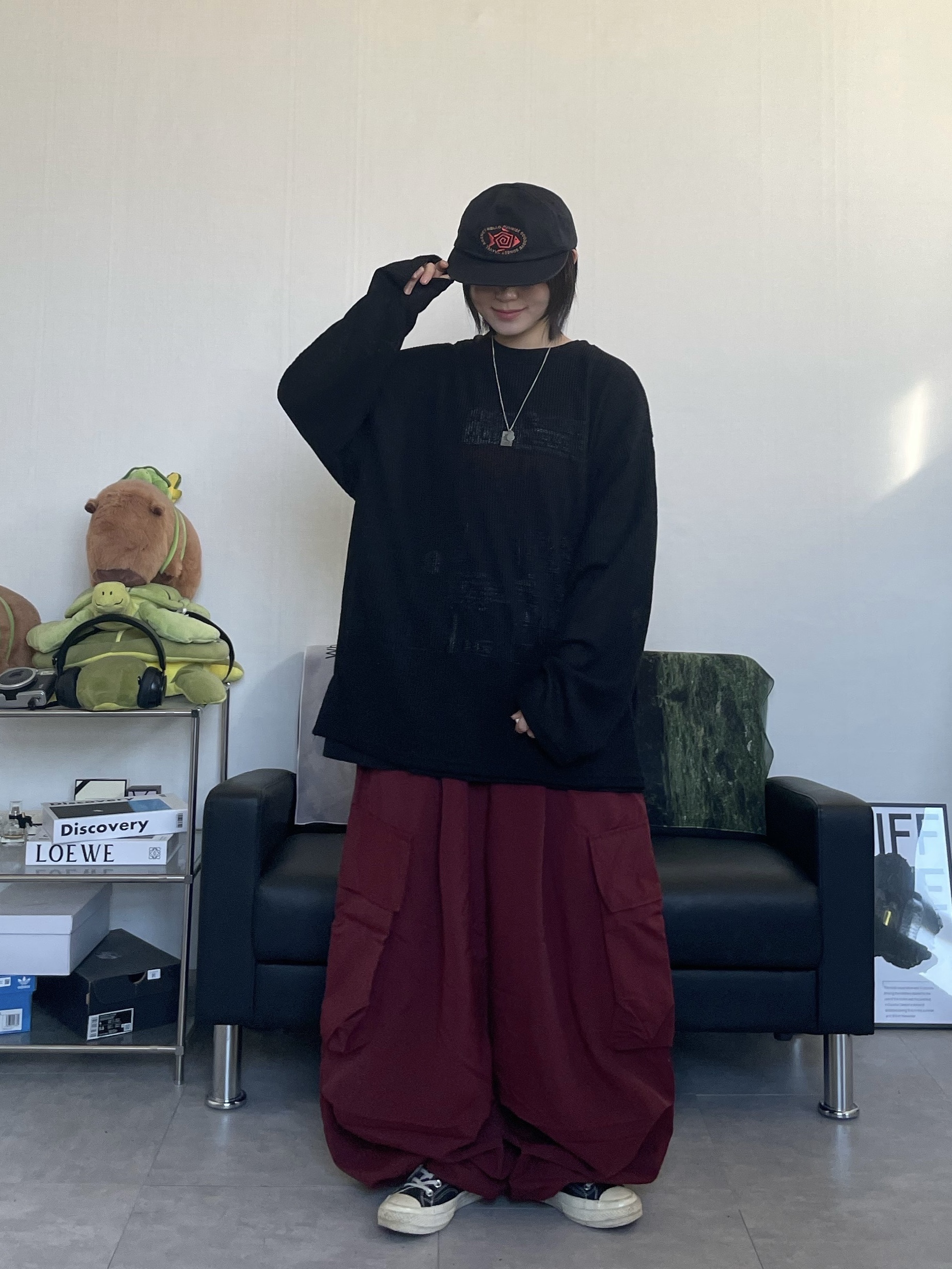 Converse x Play Comme des Garcons Chuck 70 Ox Black, Hello Sunrise Fish Oval Logo Relaxed Fit 6P Cap Black 착용 스타일 - 1