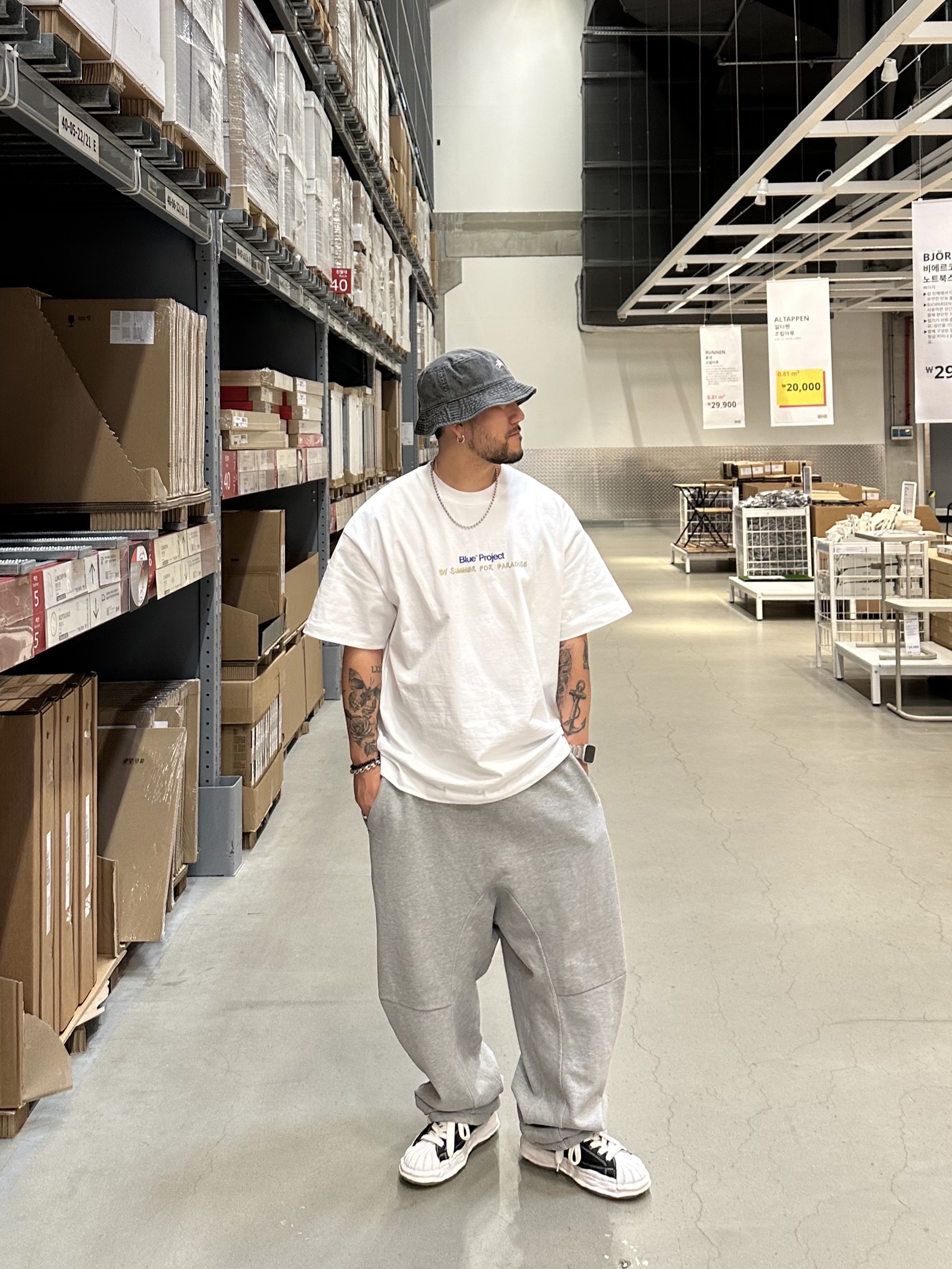 Stussy Washed Stock Bucket Hat Charcoal, Maison Mihara Yasuhiro Blakey OG Sole Canvas Low-top Sneakers Black White 착용 스타일 - 8