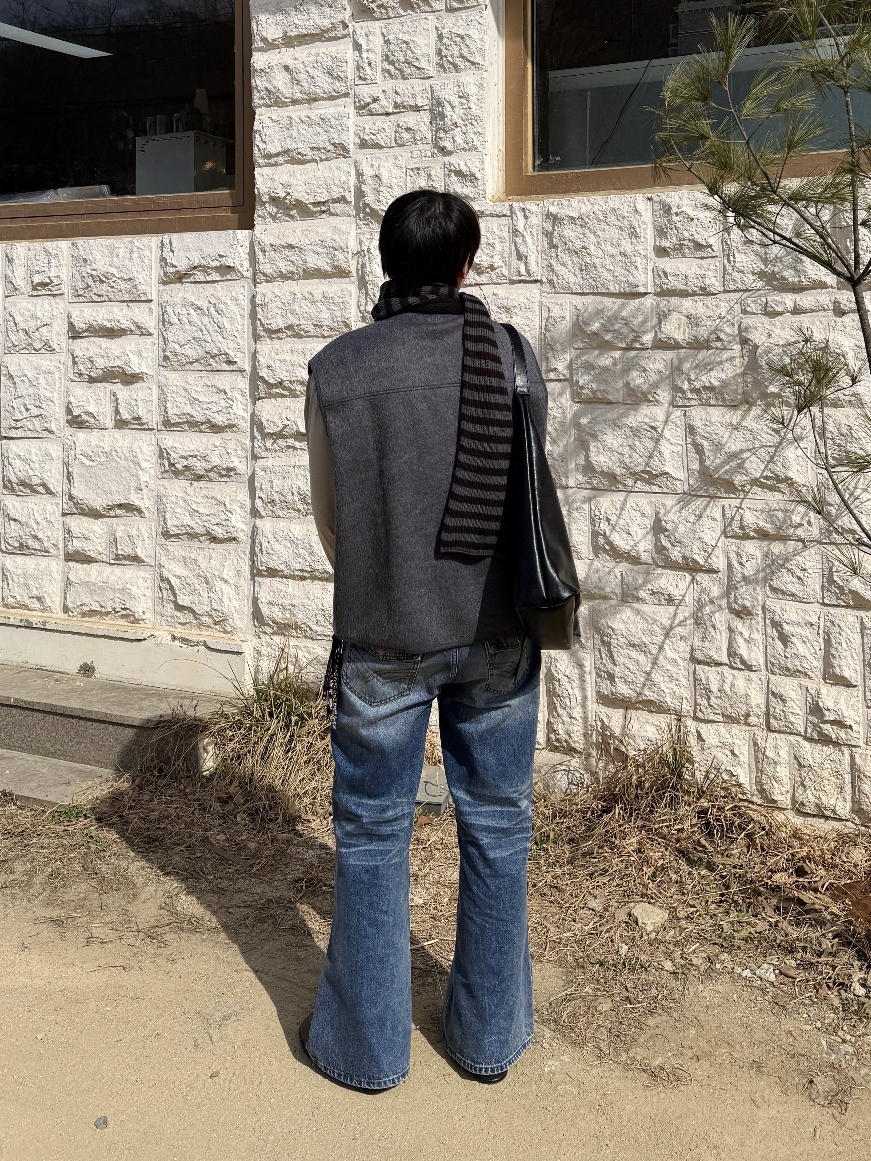 Maison Margiela Slip-On Tabi Shoes Black, Karactor Striped Knit Muffler Black Charcoal 착용 스타일 - 3