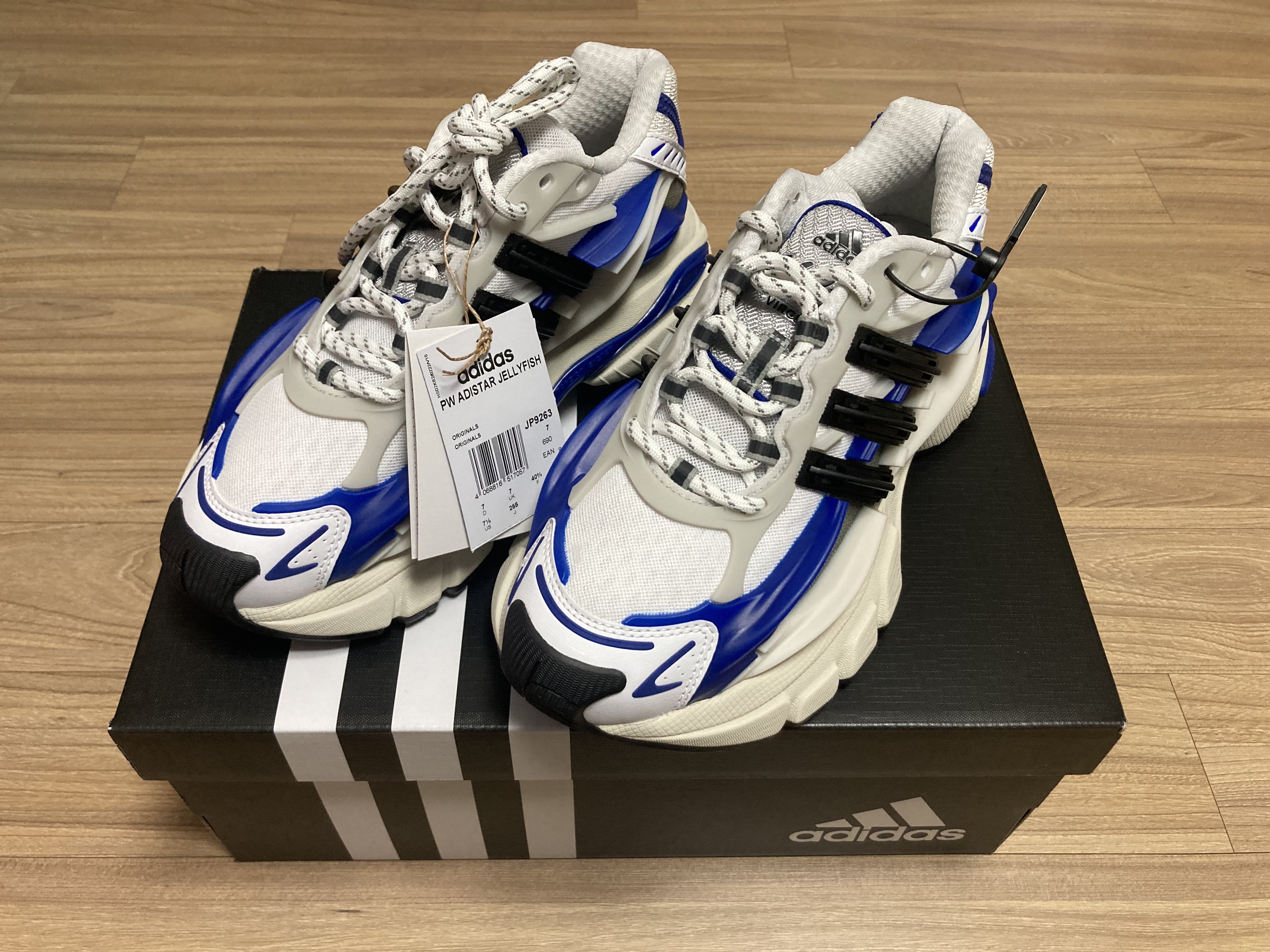 Adidas x Pharrell Williams Virginia Adistar Jellyfish Royal Blue Core Black 착용 스타일