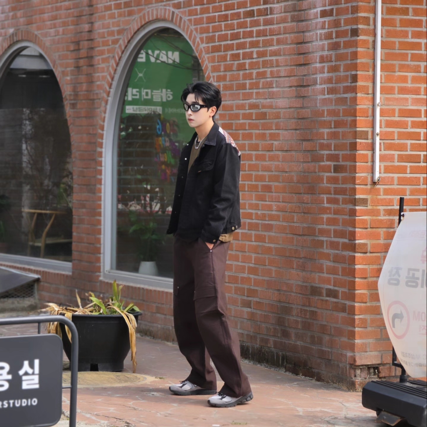 ersco Ancient Denim Trucker Jacket Black, Adidas Originals Canvas Cargo Work Pants Aurora Coffee - US Sizing 착용 스타일 - 5