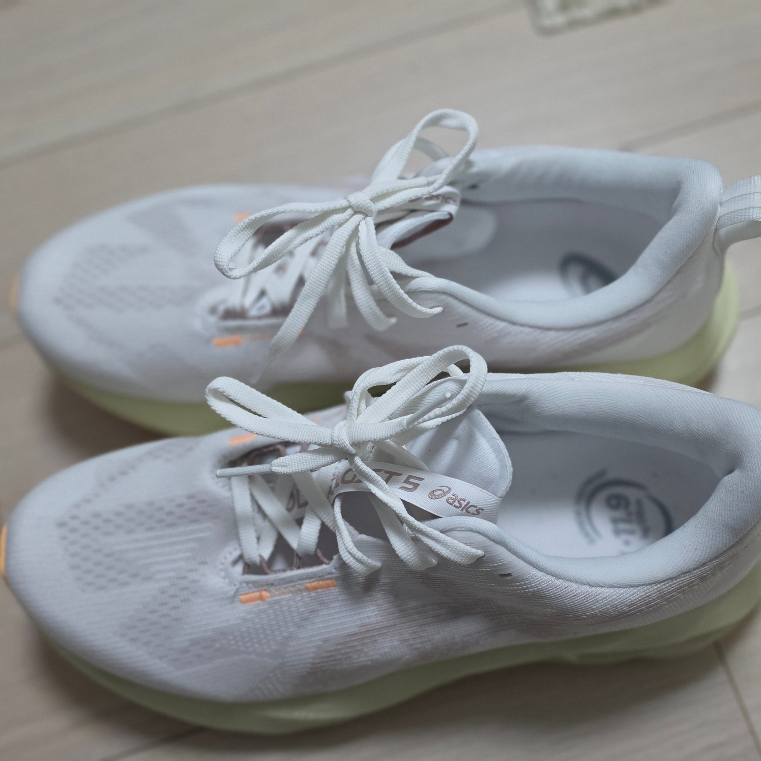 Asics Novablast 5 White Fawn - 2E Wide 착용 스타일
