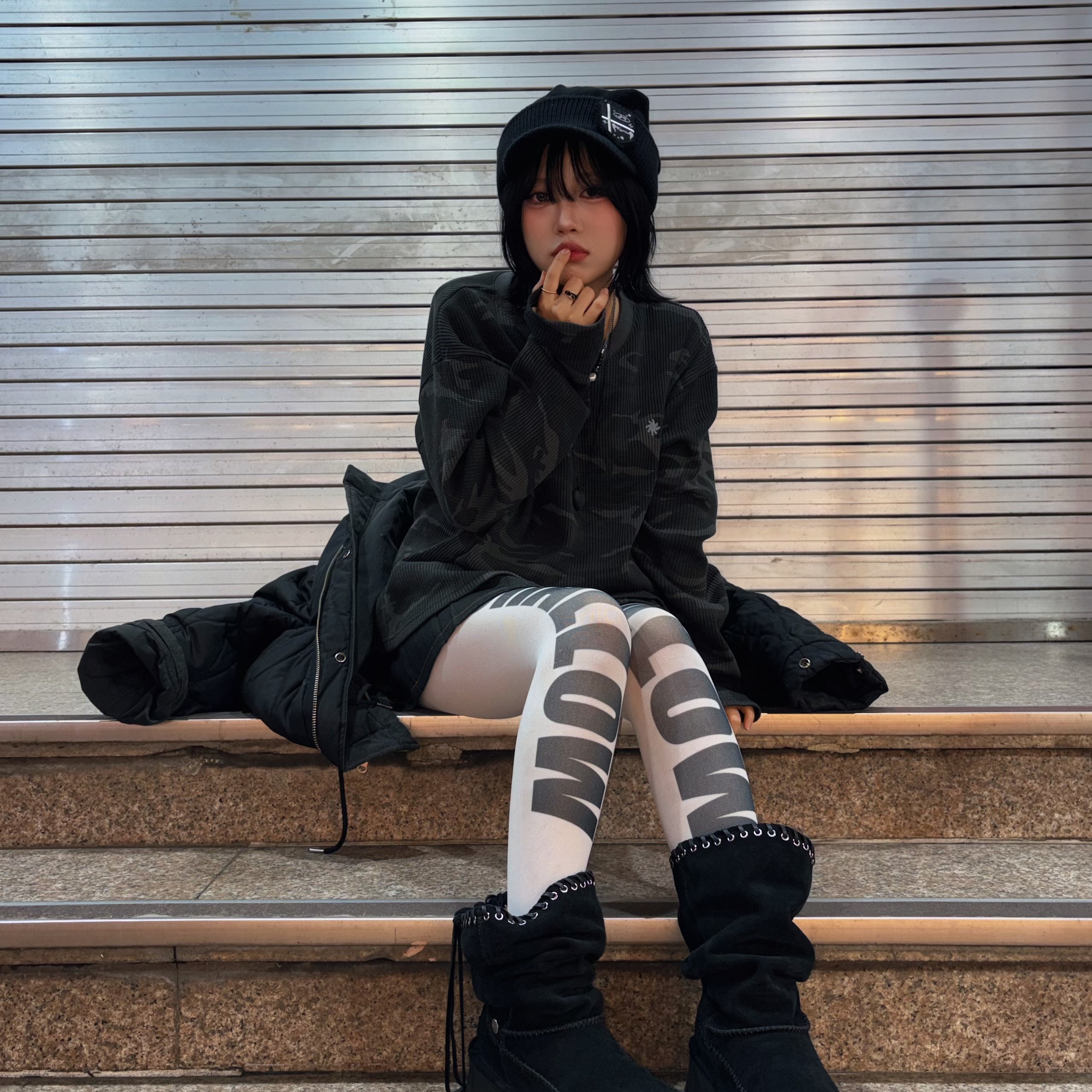 SLOW RECORD HOUSE Fingerhole Crop Long Sleeve Camo Charcoal 착용 스타일 - 3