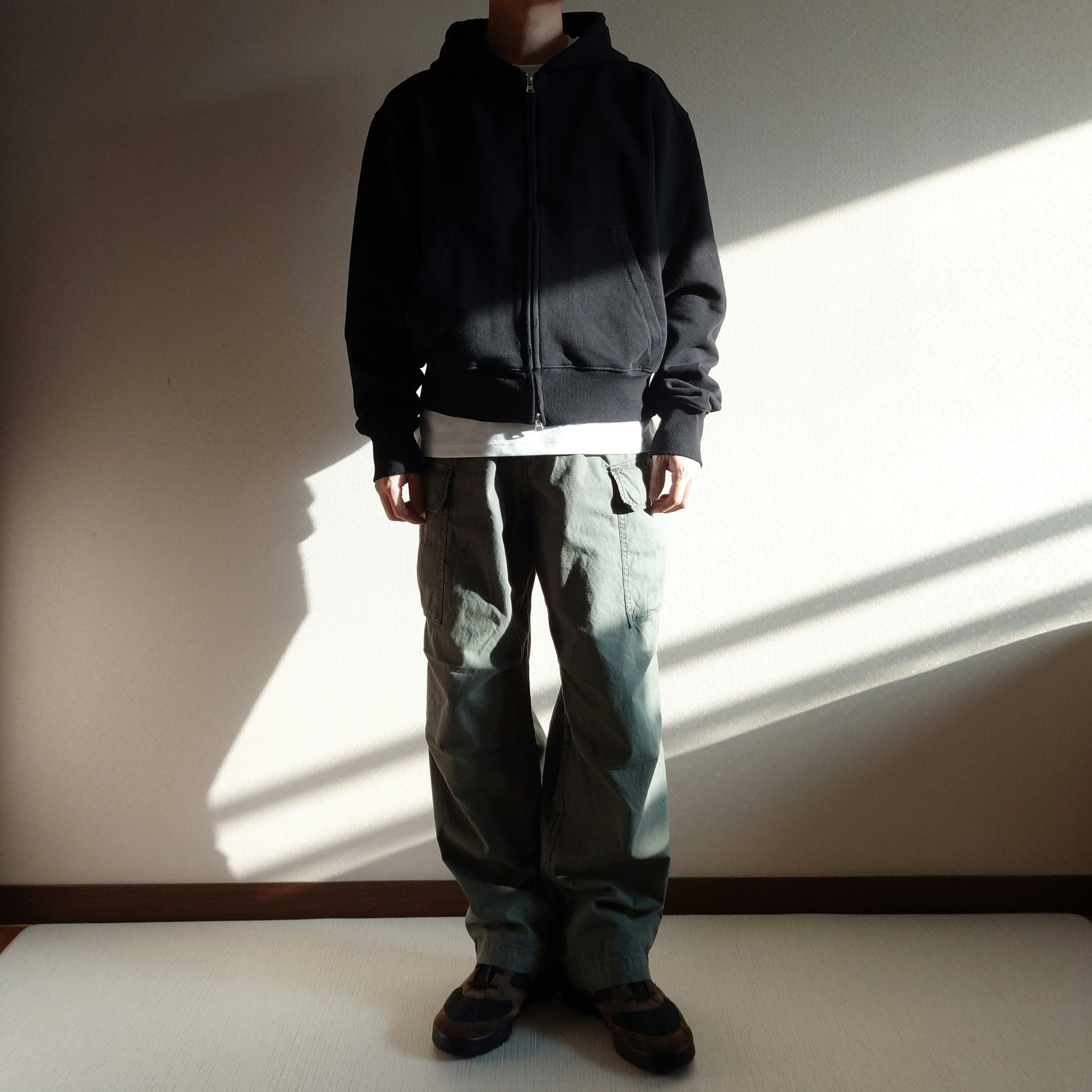 Millo Archive Damage Short Hoodie Zip-Up Washed Black 착용 스타일 - 1