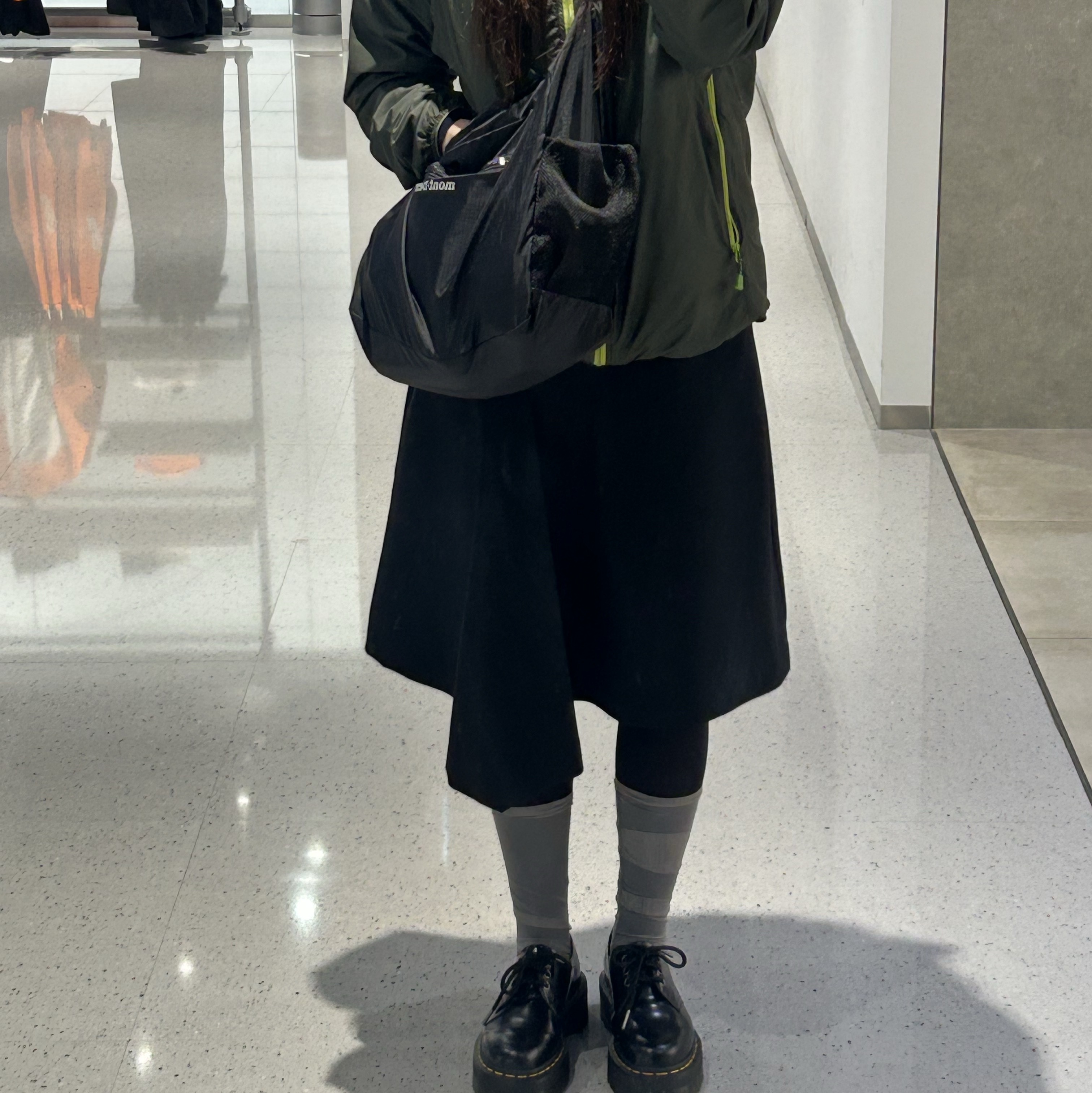 Montbell Pocketable Light Shoulder Bag Medium Black, Dr. Martens 1461 Quad Black 착용 스타일 - 1