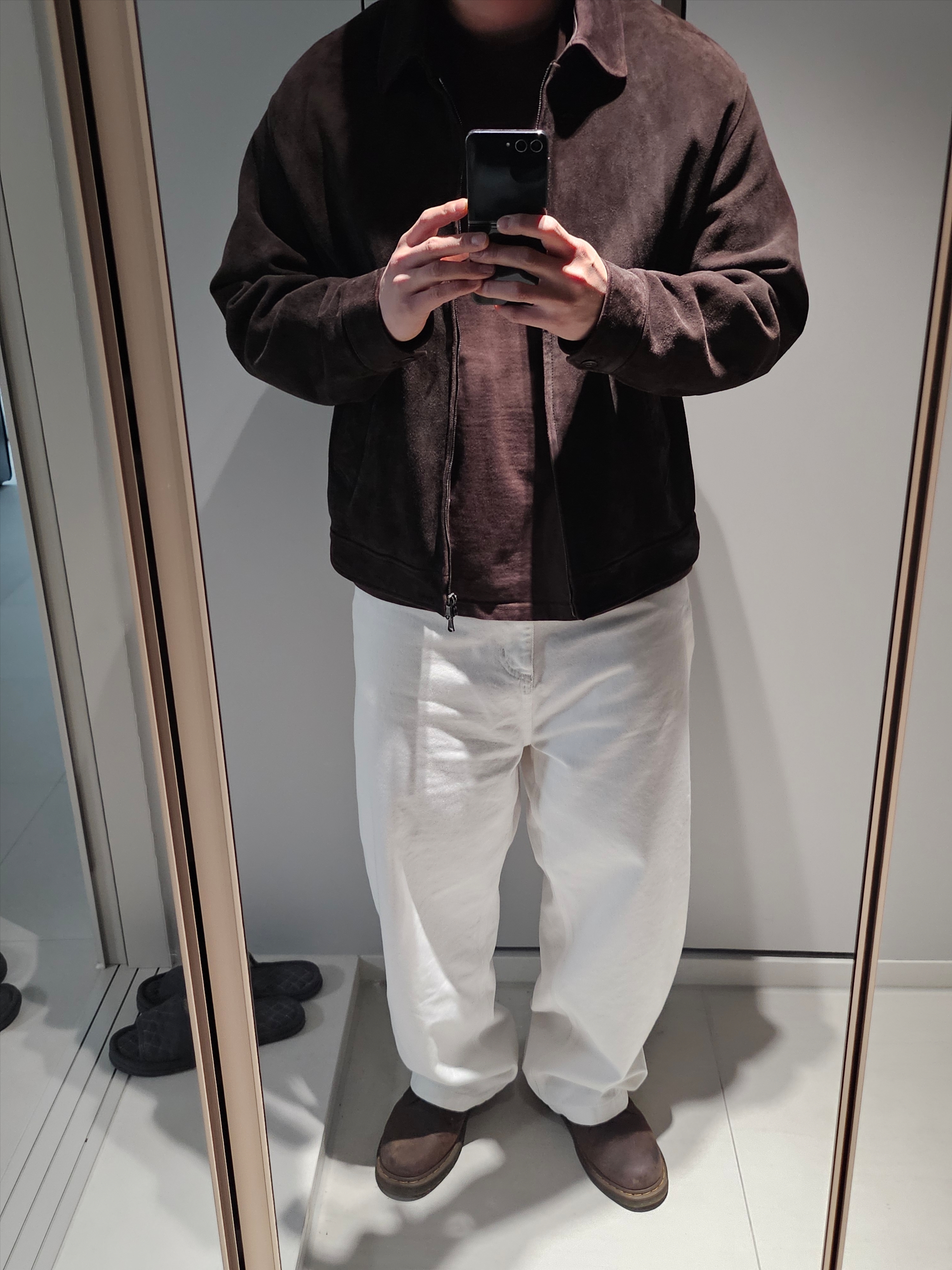 Carhartt WIP Brandon Pants White Rinsed, Dr. Martens 1461 Crazy Horse Dark Brown 착용 스타일 - 1