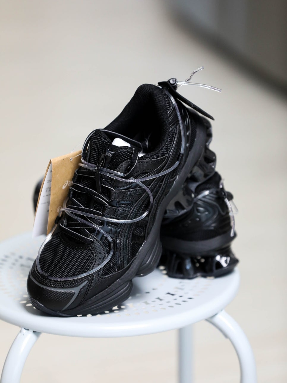 Asics x Yoasobi Gel-Kinetic Fluent Y Black Black 착용 스타일