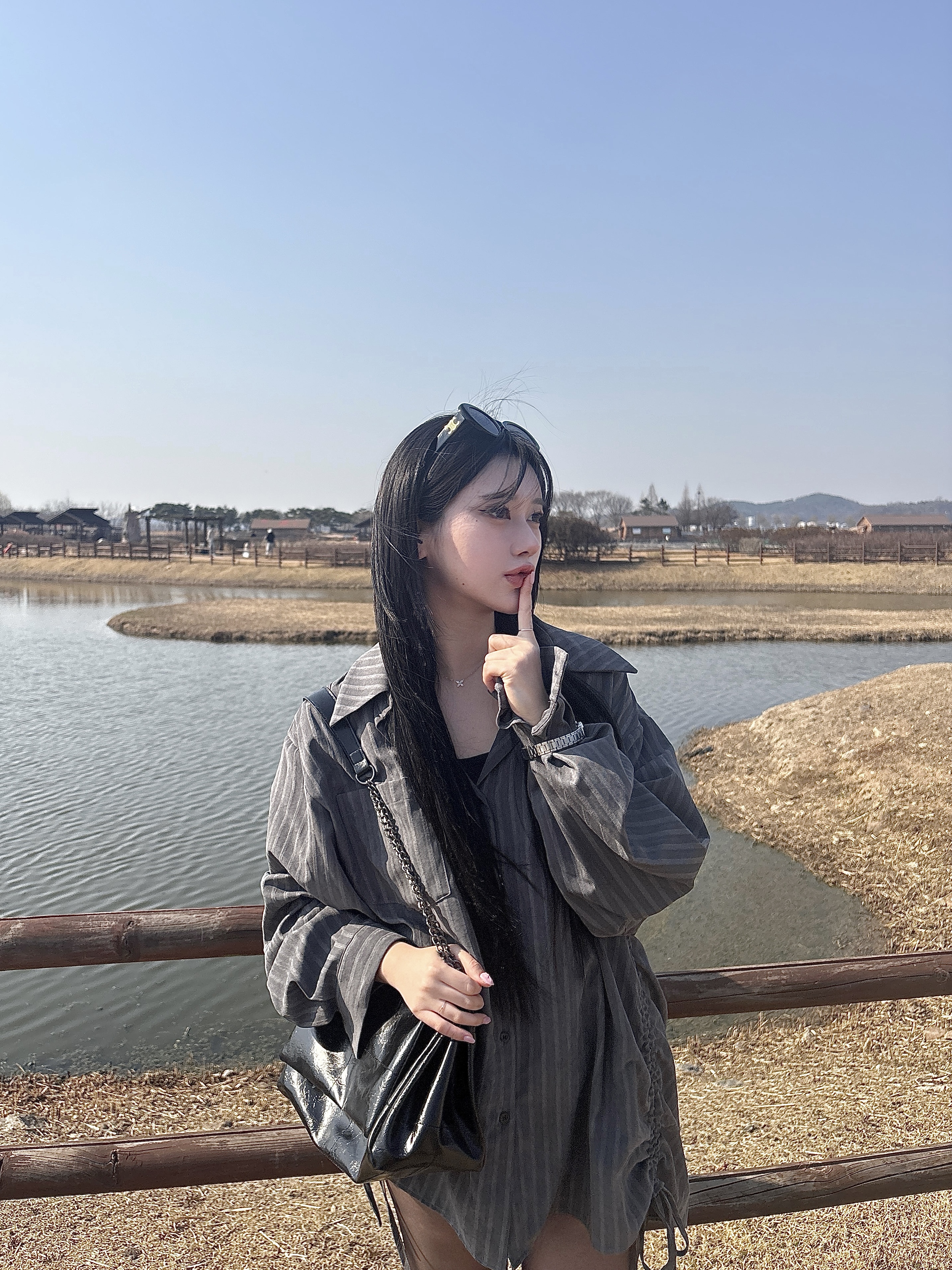 (W) Celine Triomphe 01 Sunglasses in Acetate Black, Zara Rock Style Flap Shoulder Bag Black 착용 스타일 - 1