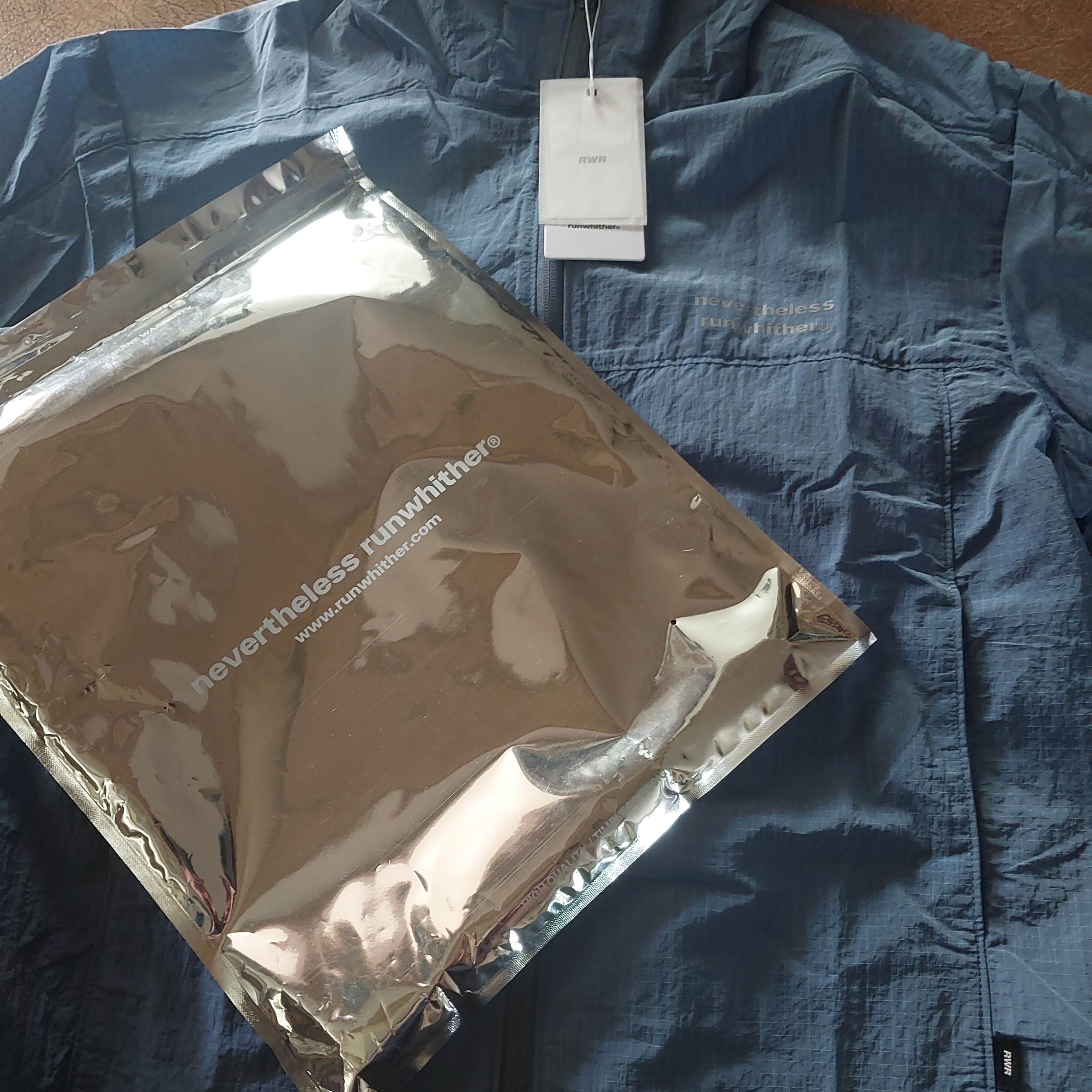 [KREAM 단독] runwhither Windbreaker Jacket V2 Blue 착용 스타일 - 1
