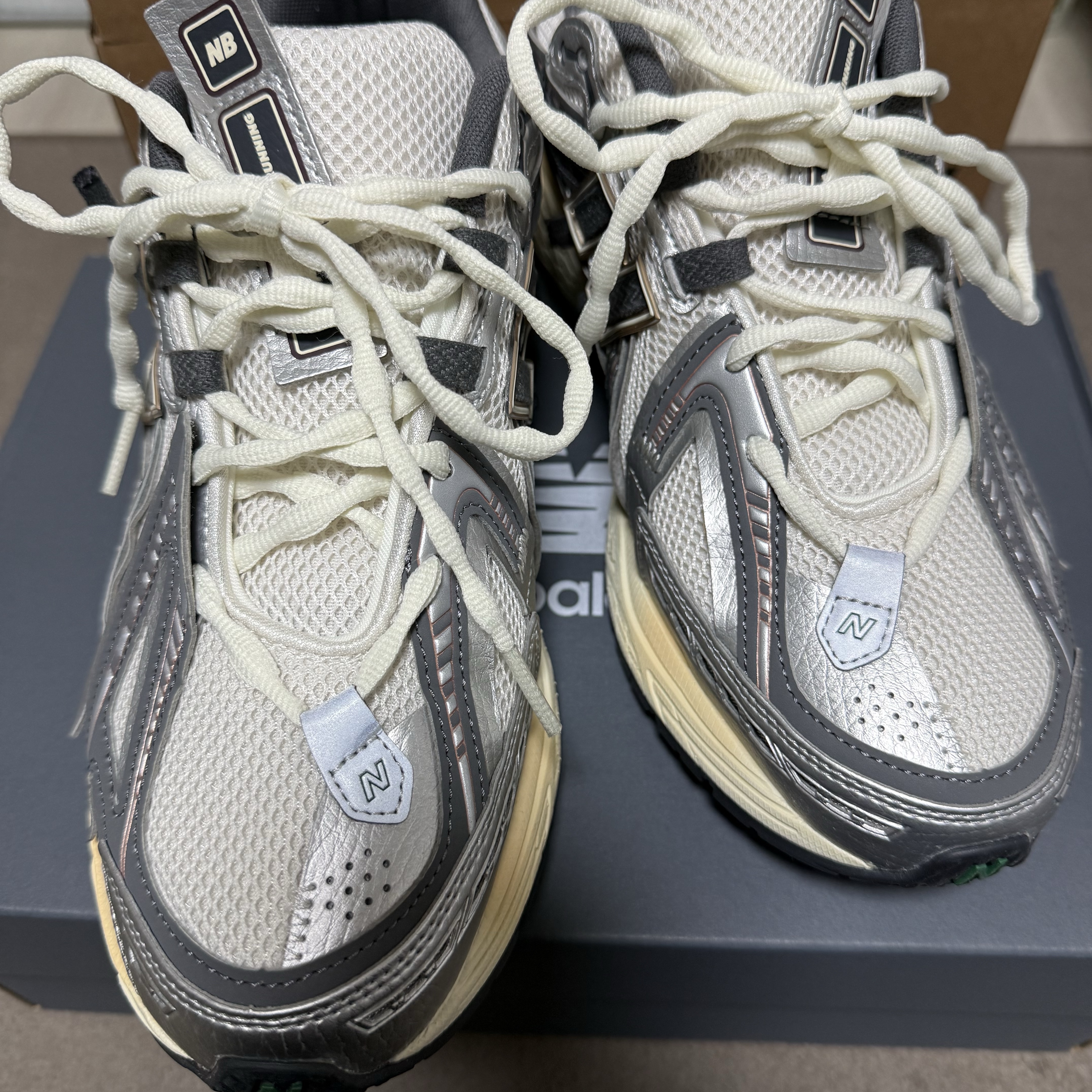 New Balance 1906A Silver Metallic Castlerock 착용 스타일 - 3