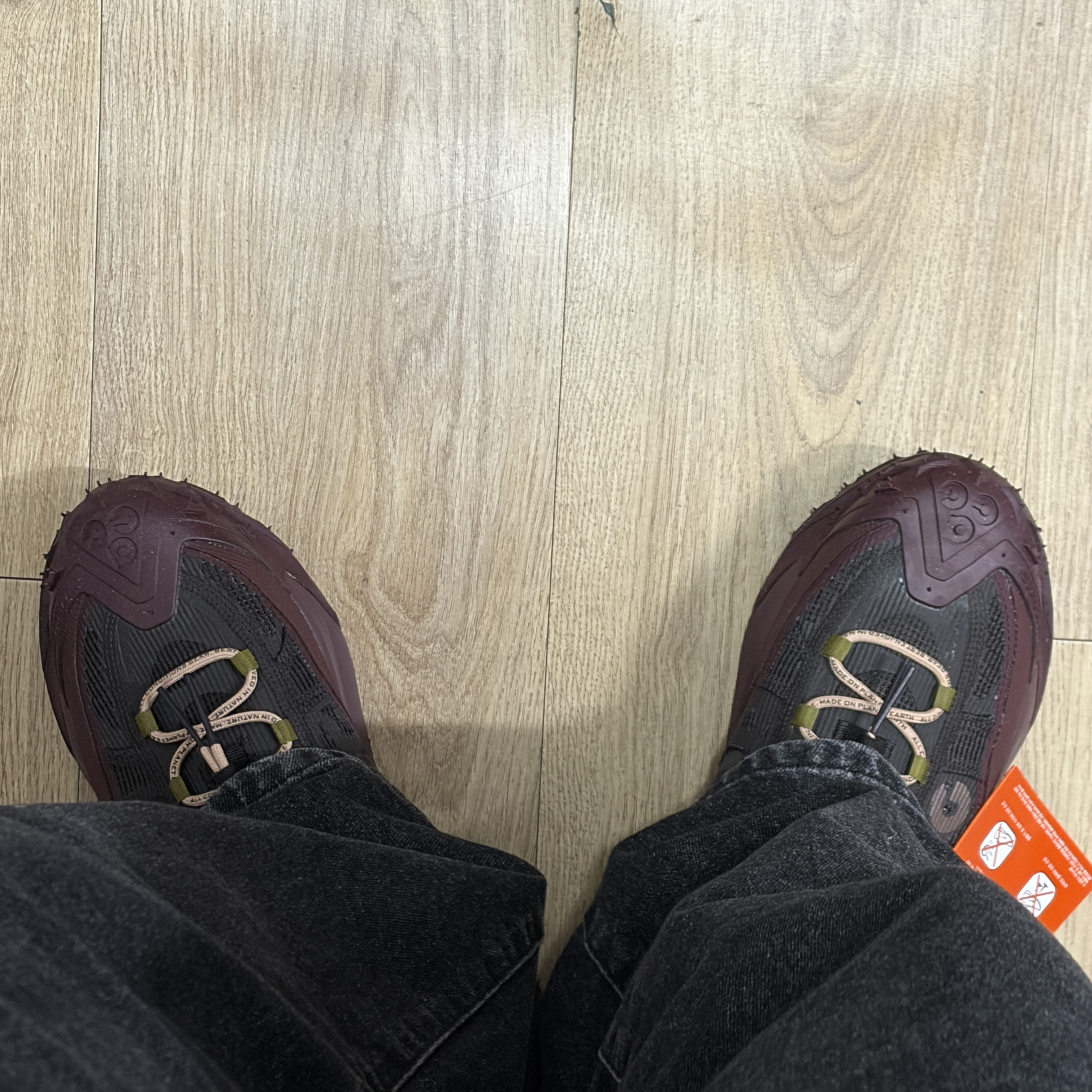 Nike ACG Mountain Fly 2 Low Gore-Tex Burgundy Crush and Velvet Brown 착용 스타일 - 1
