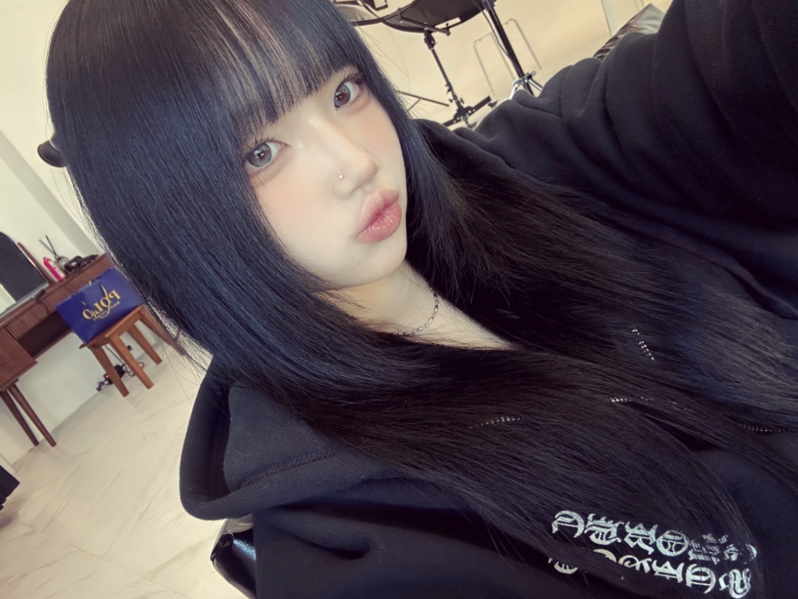 Chrome Vertical Logo Fleece Zip-Up Hoodie Black 착용 스타일 - 2