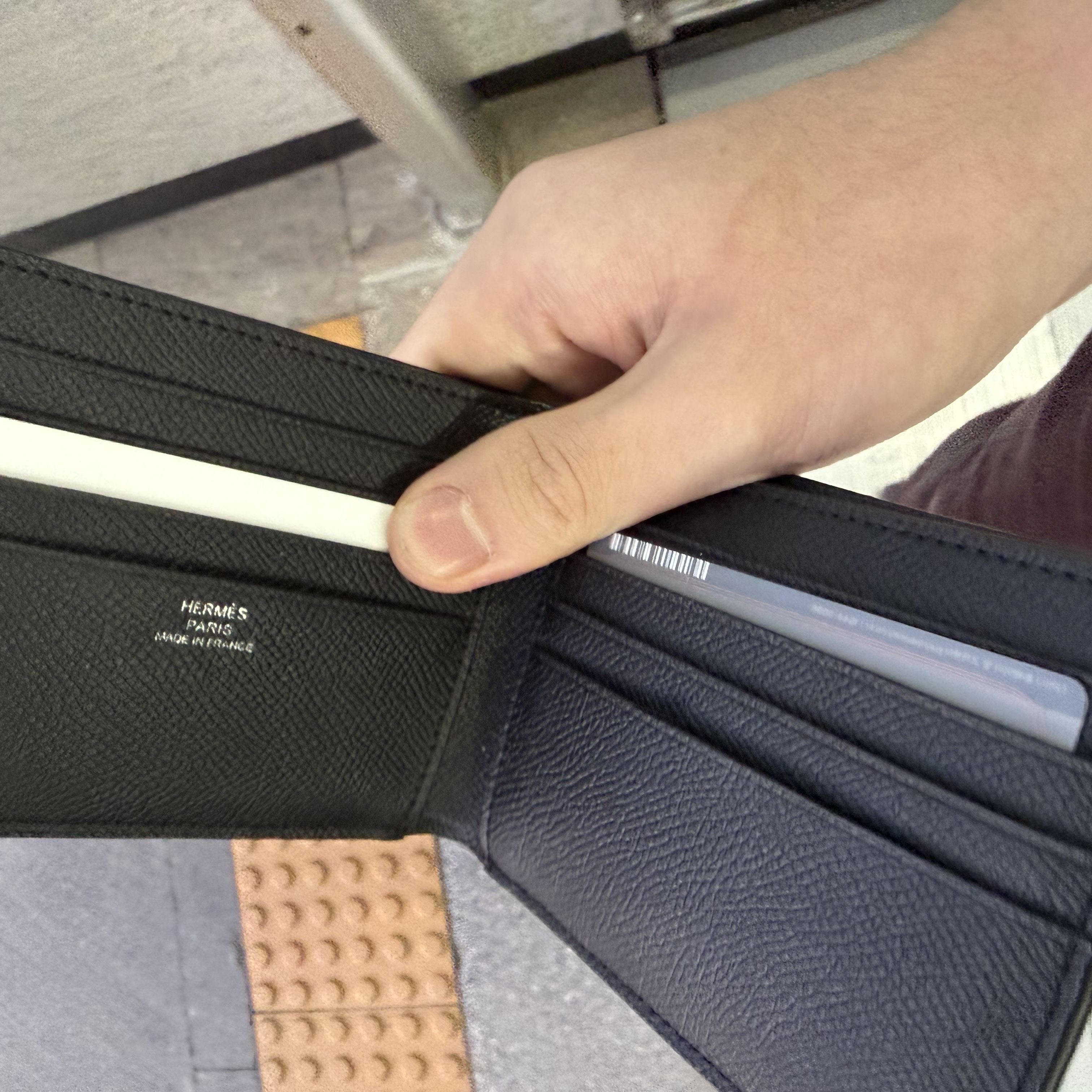 Hermes MC² Copernic Wallet Epsom & Noir 착용 스타일 - 3