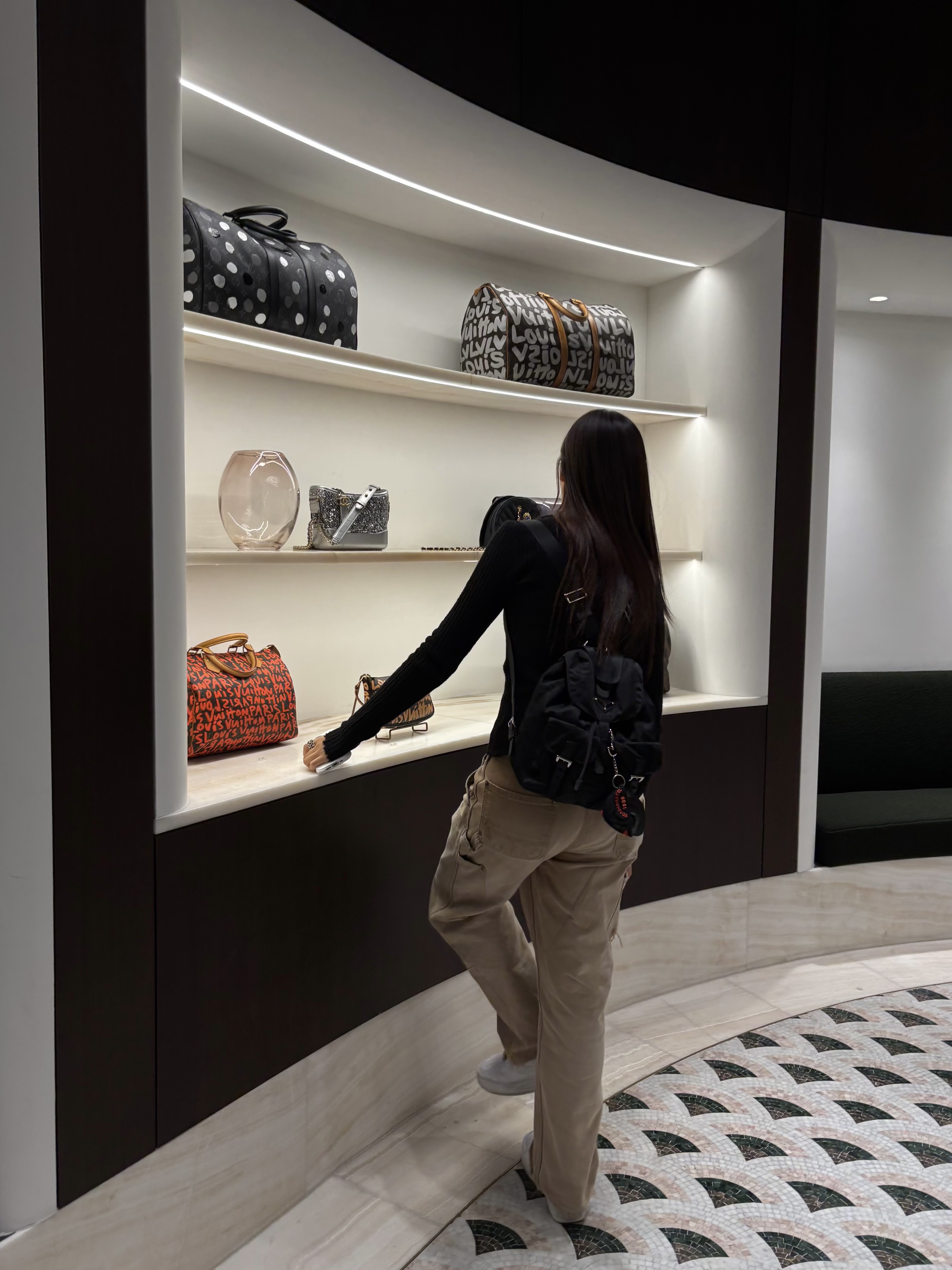 Prada Re-Nylon Small Backpack Black 착용 스타일