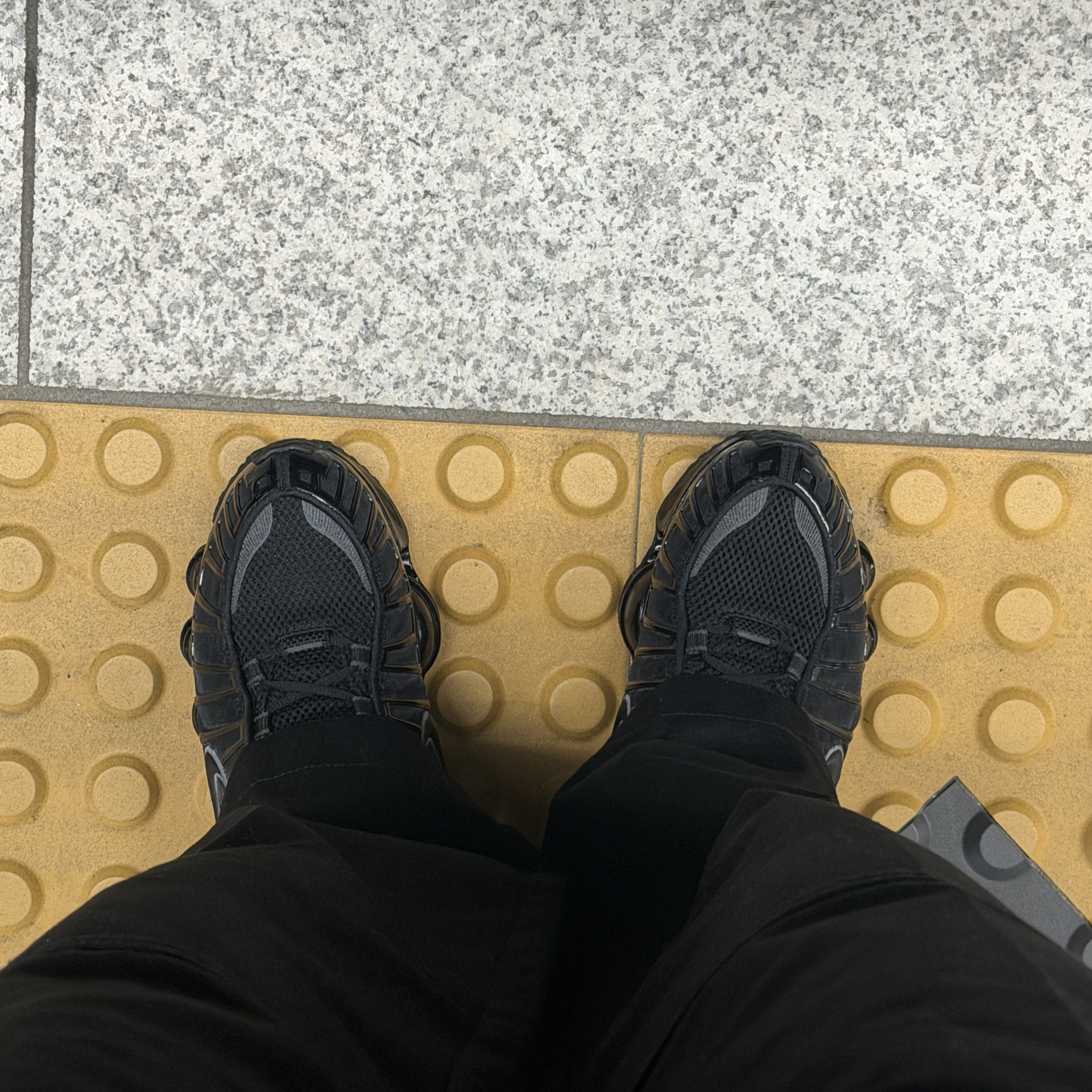 Nike Shox TL Black Metallic Hematite 착용 스타일