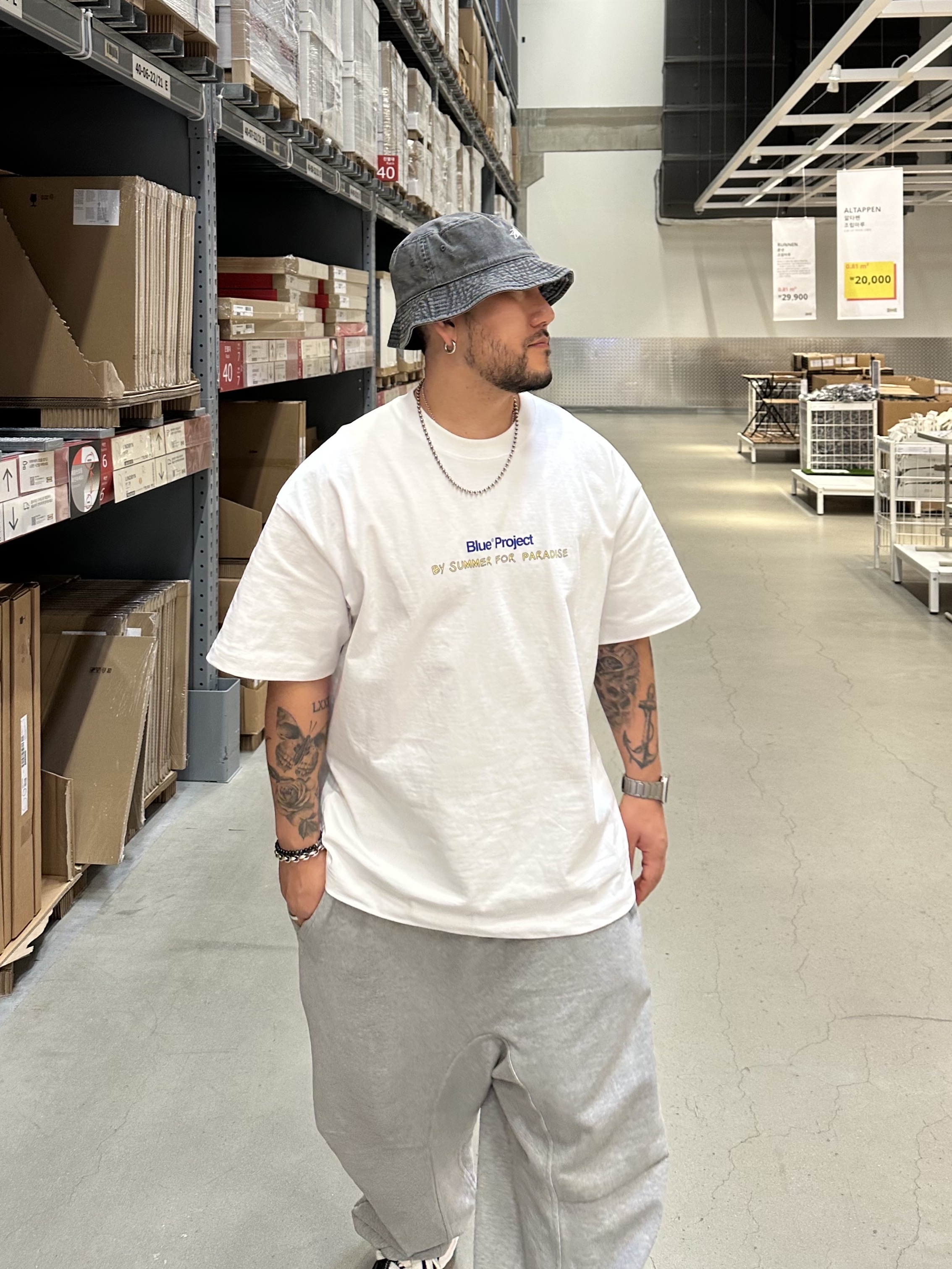 Stussy Washed Stock Bucket Hat Charcoal, Maison Mihara Yasuhiro Blakey OG Sole Canvas Low-top Sneakers Black White 착용 스타일 - 7