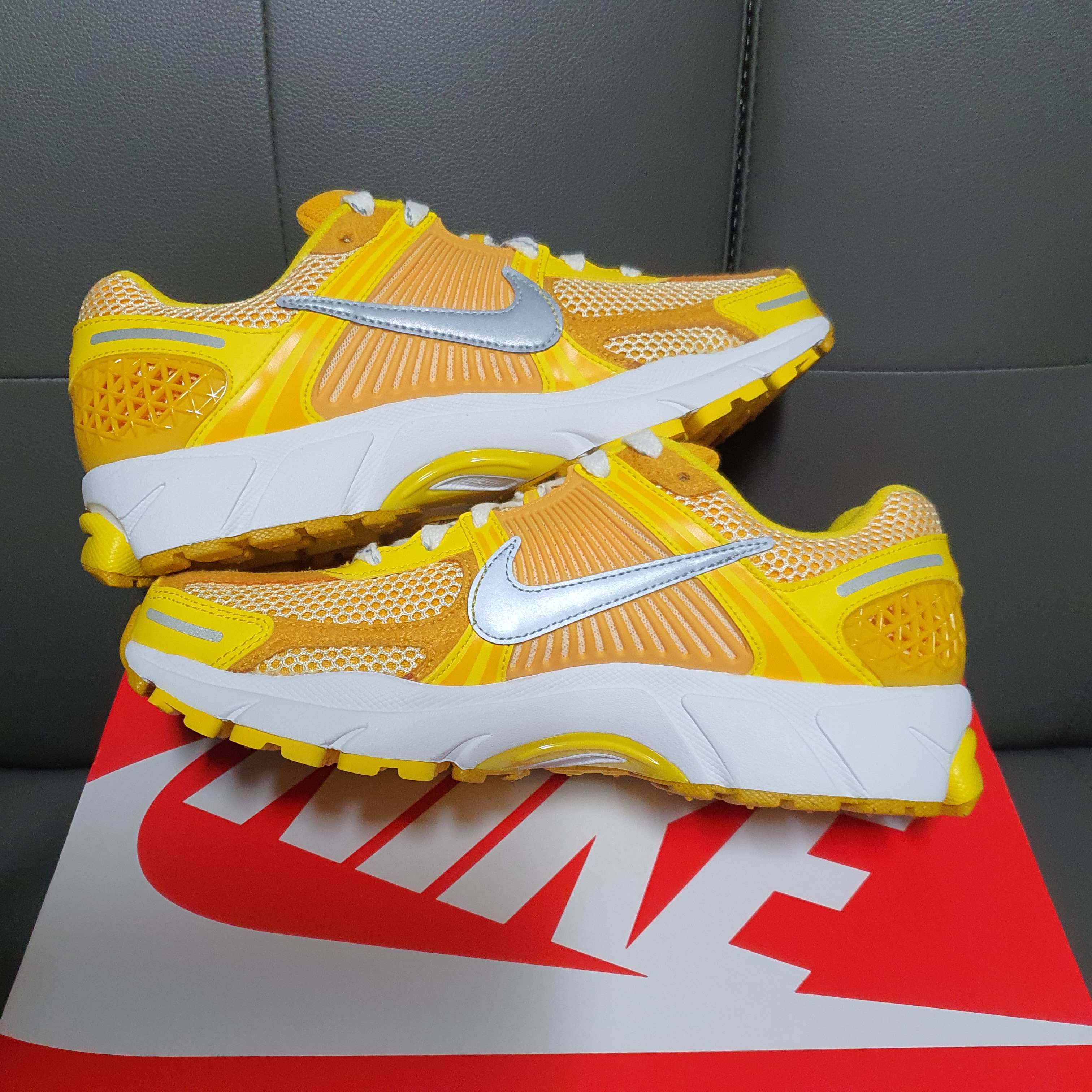 Nike Zoom Vomero 5 Yellow Ochre 착용 스타일