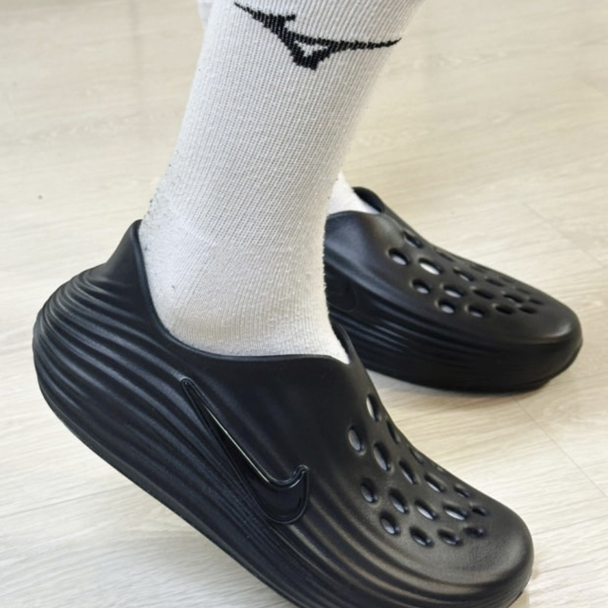 Nike ReactX Rejuven8 Triple Black 착용 스타일
