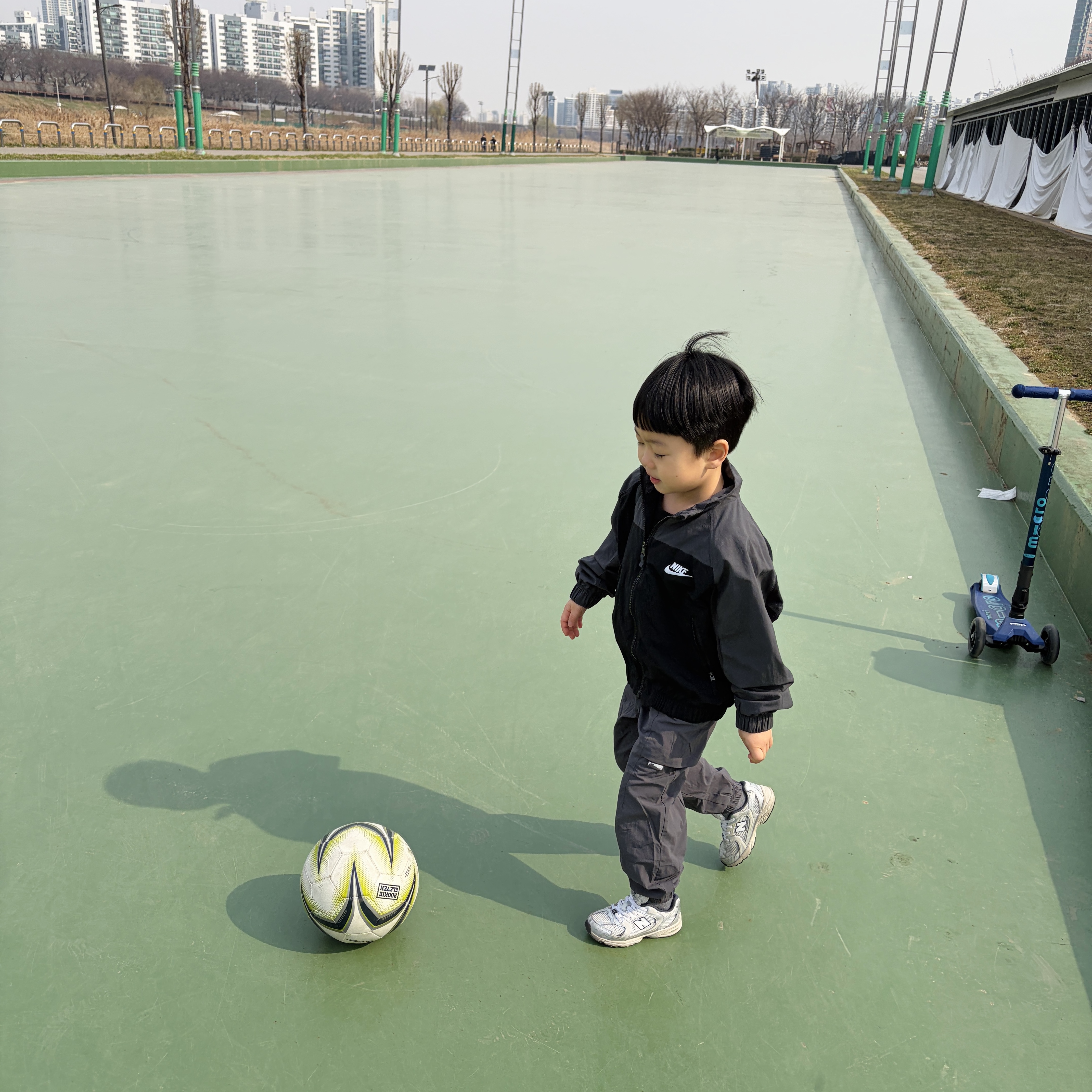 (Kids) Nike NSW Amplify Woven Full Zip Jacket Black Dark Smoke Grey, (PS) New Balance 530 Silver - M Medium 착용 스타일 - 1