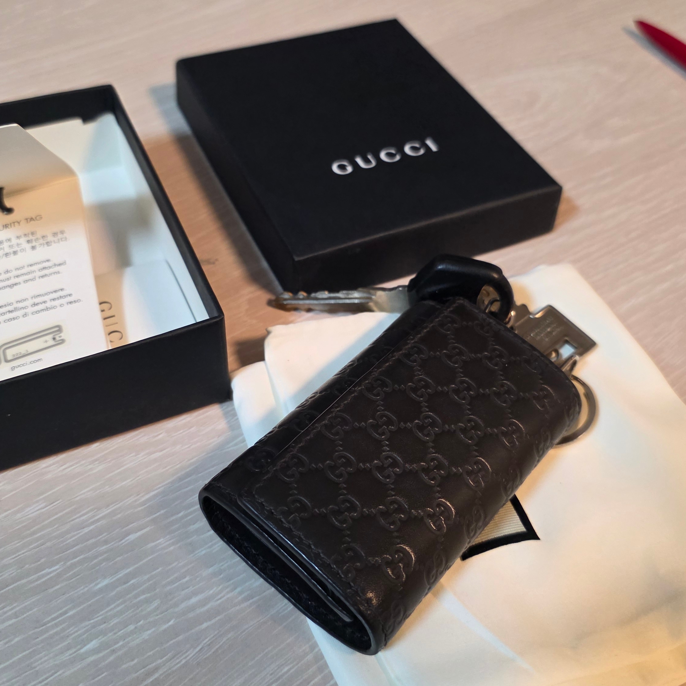 Gucci Micro Ssima Key Case Brown 착용 스타일 - 1