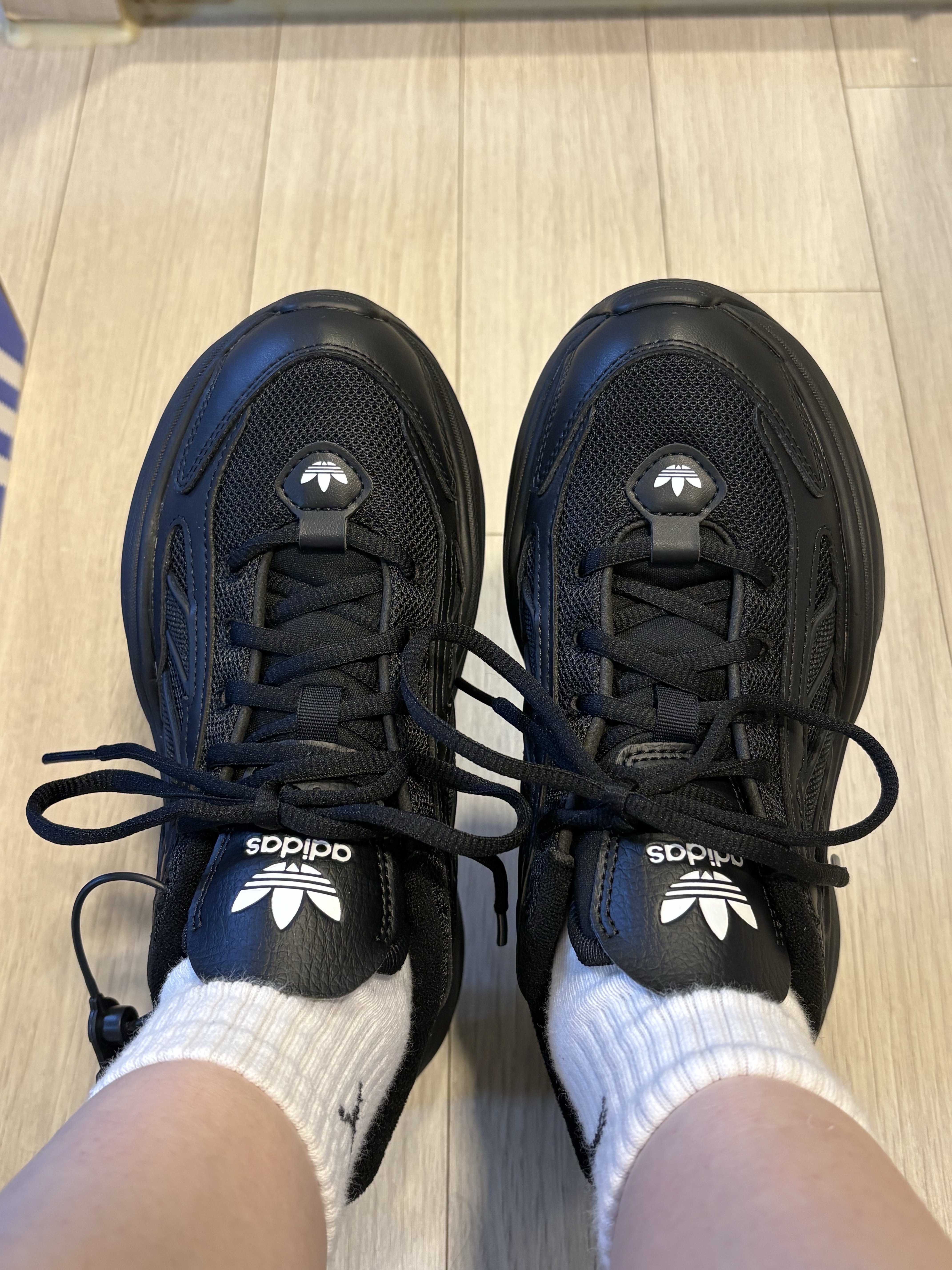 (W) Adidas Ozgaia Triple Black 착용 스타일 - 1