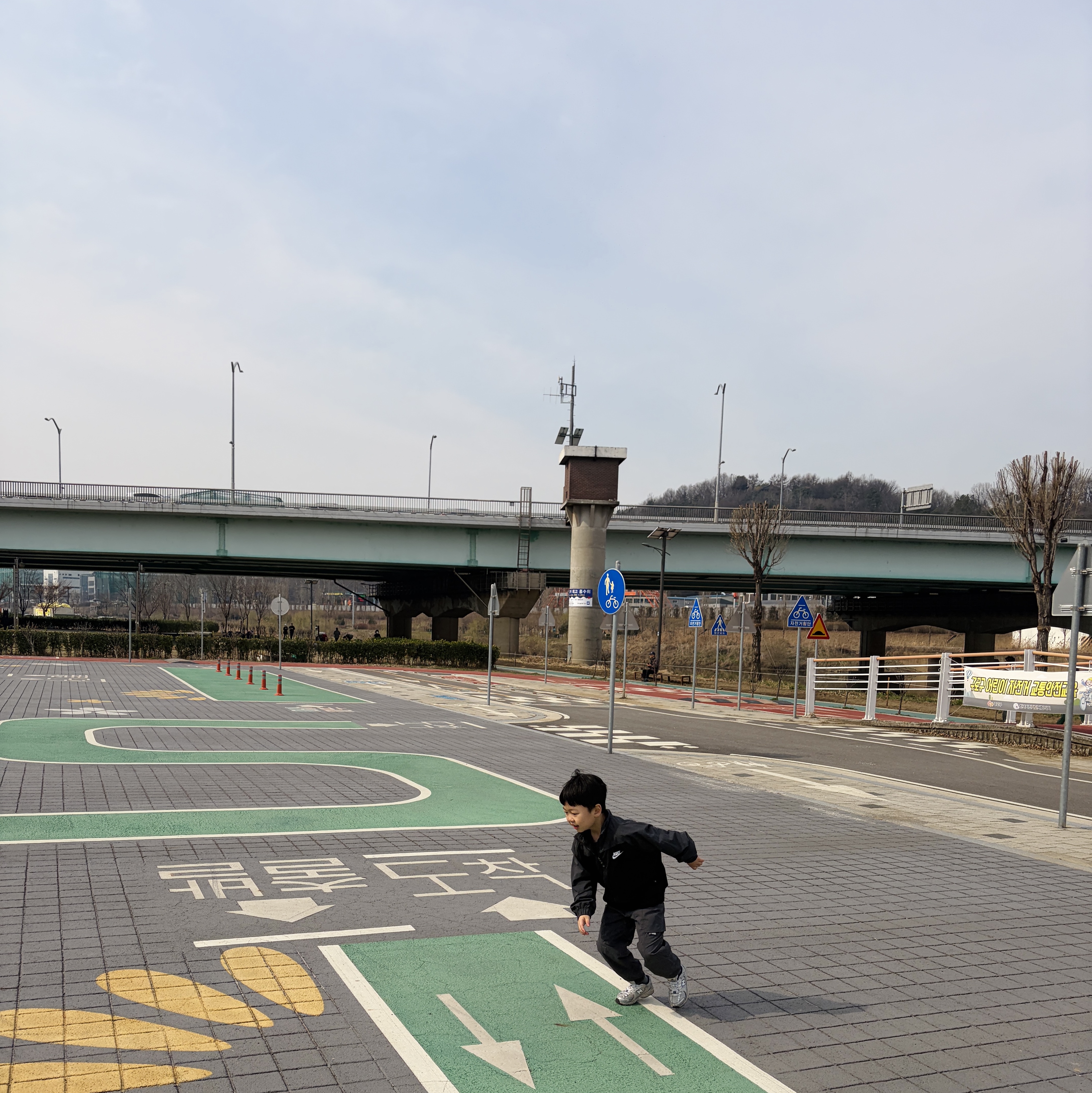 (Kids) Nike NSW Amplify Woven Full Zip Jacket Black Dark Smoke Grey, (PS) New Balance 530 Silver - M Medium 착용 스타일 - 4