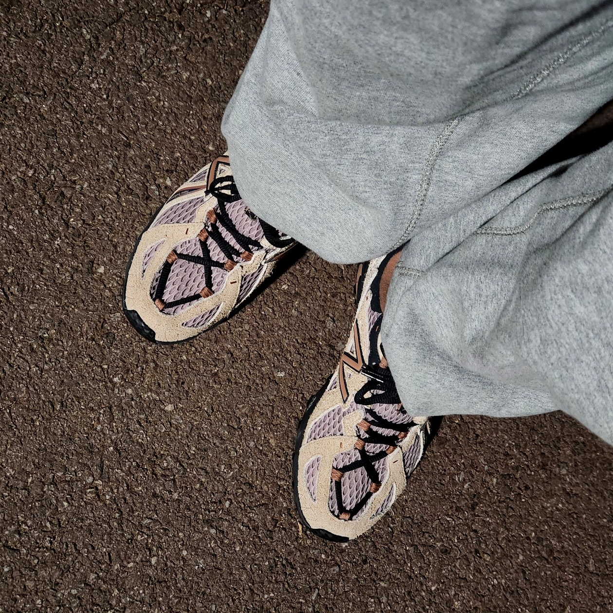 New Balance ML610 Flat Taupe Ice Wine, True Religion Classic Sweat Pants_Melange Grey 착용 스타일 - 4