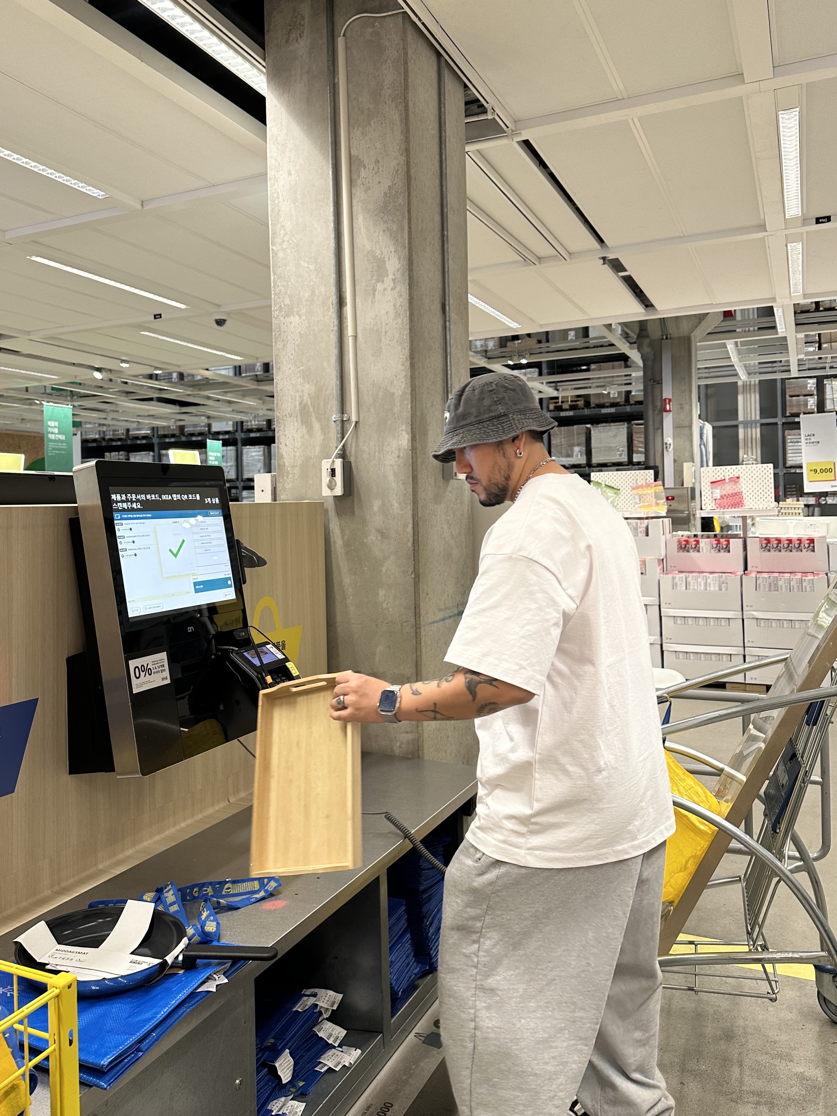 Stussy Washed Stock Bucket Hat Charcoal, Maison Mihara Yasuhiro Blakey OG Sole Canvas Low-top Sneakers Black White 착용 스타일 - 10