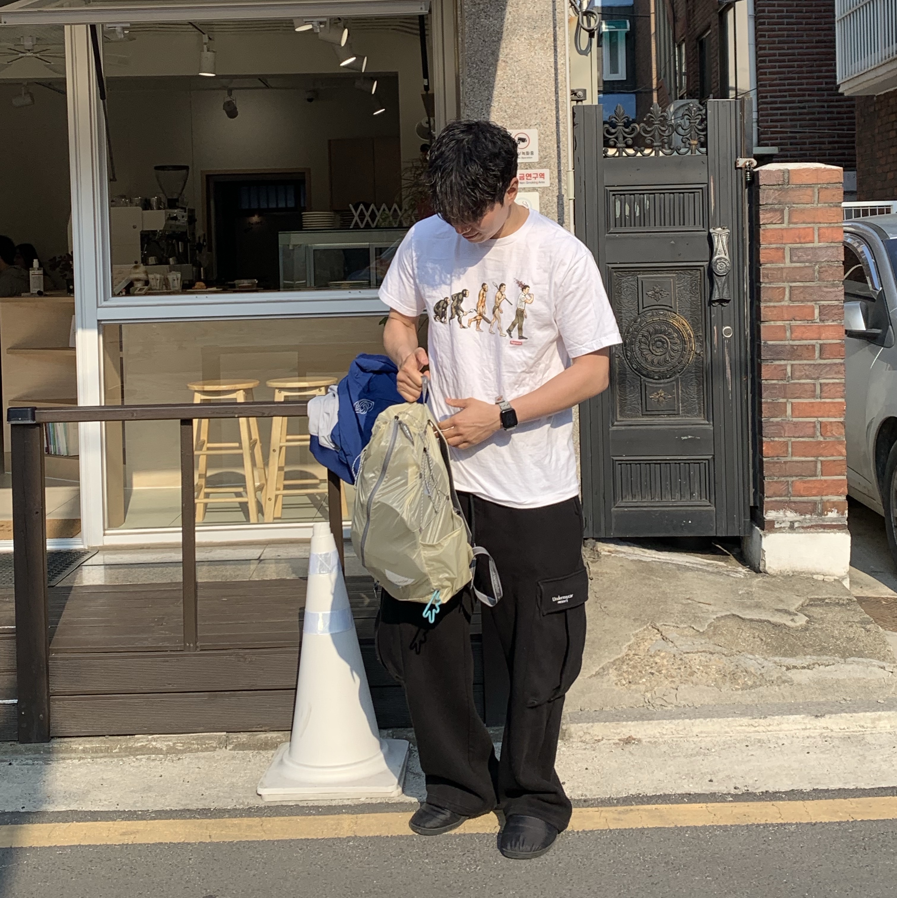 Undermycar Mu.49 Anti Fxxking Logo Play Oversized Cargo Sweat Pants Black, Supreme Evolution T-Shirt White - 26SS 착용 스타일