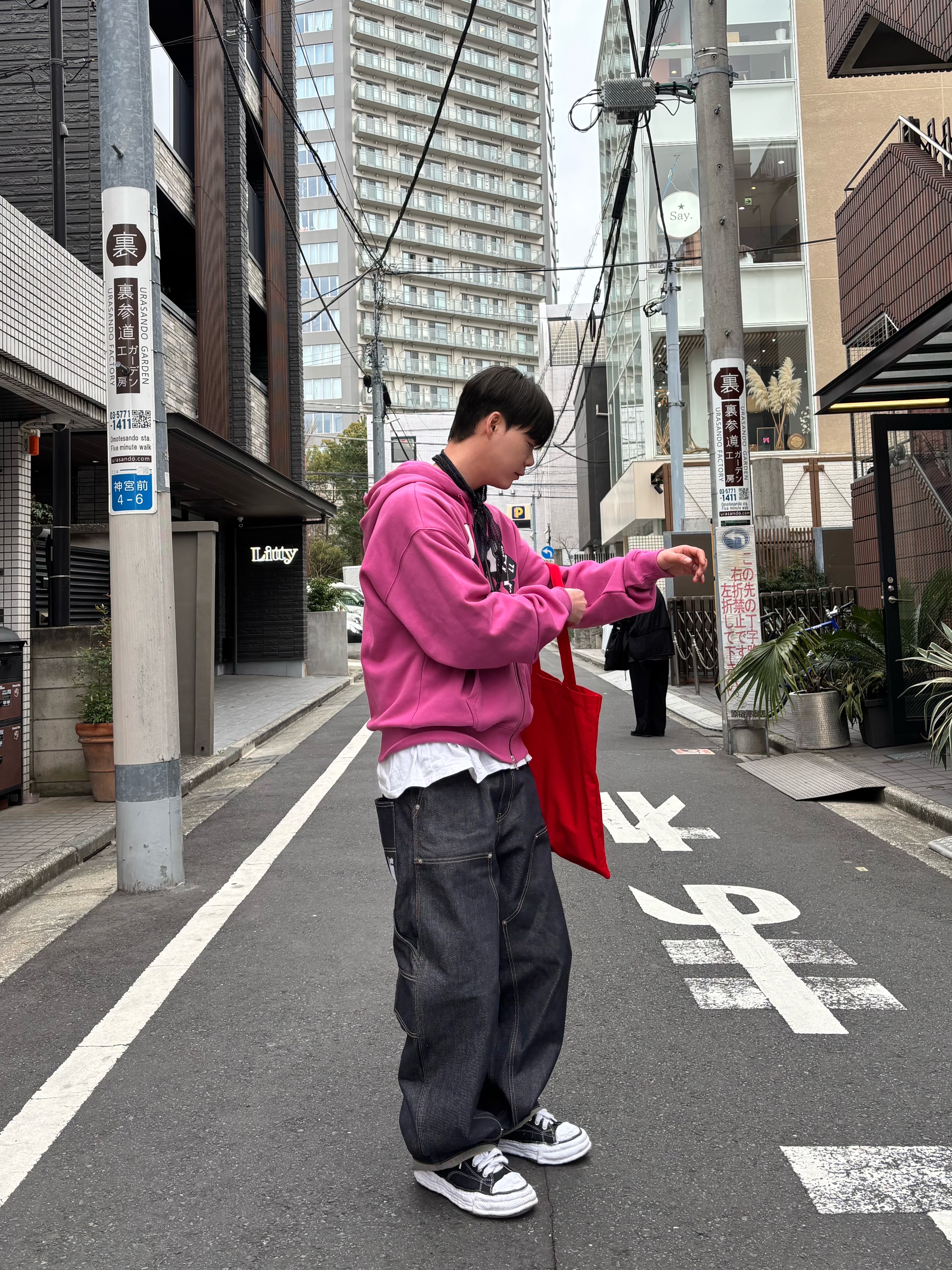 Maison Mihara Yasuhiro Peterson OG Sole Canvas Low Sneakers Black, Honey Scoop House HKR Logo Zip Up Hooded Sweatshirt Pink 착용 스타일