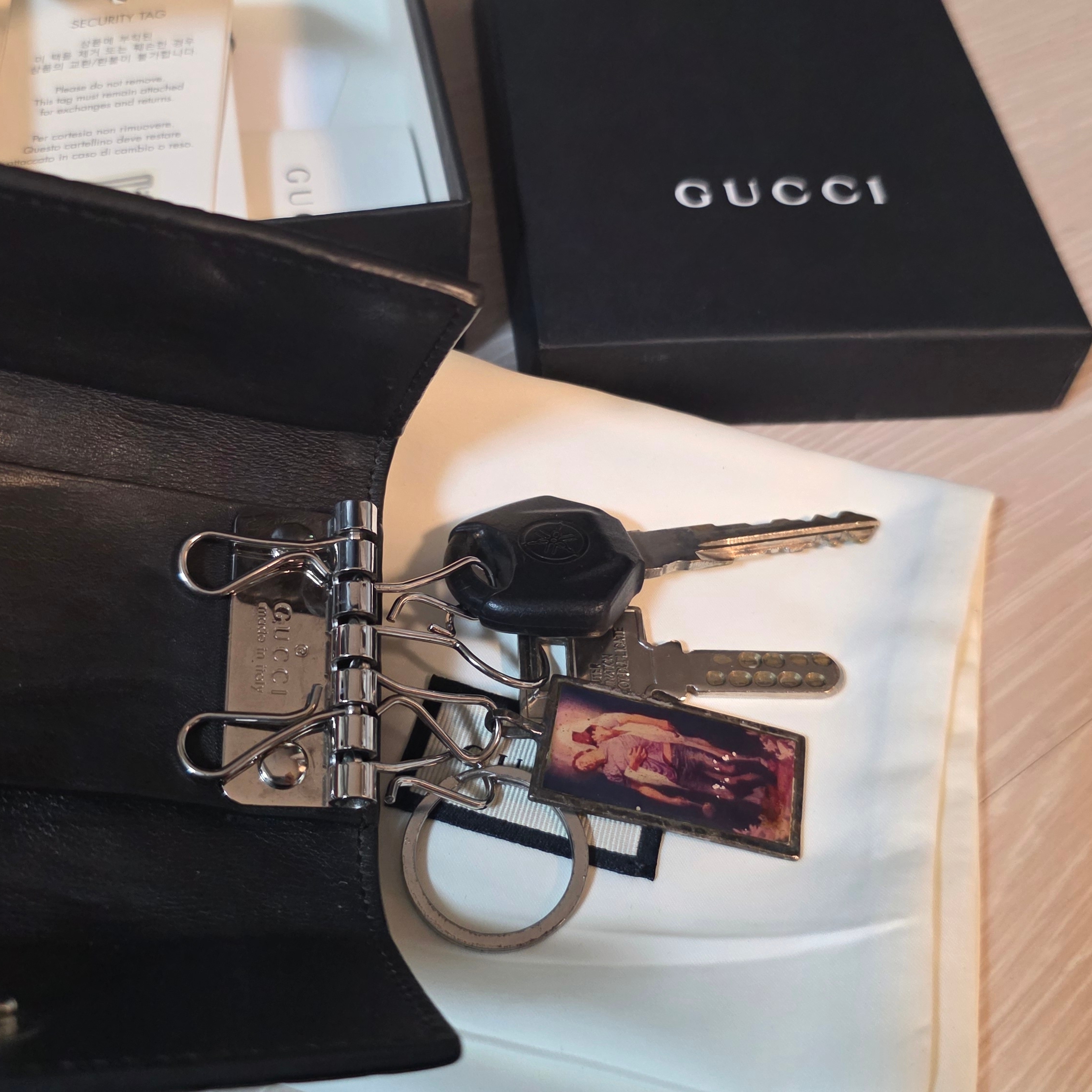 Gucci Micro Ssima Key Case Brown 착용 스타일 - 2
