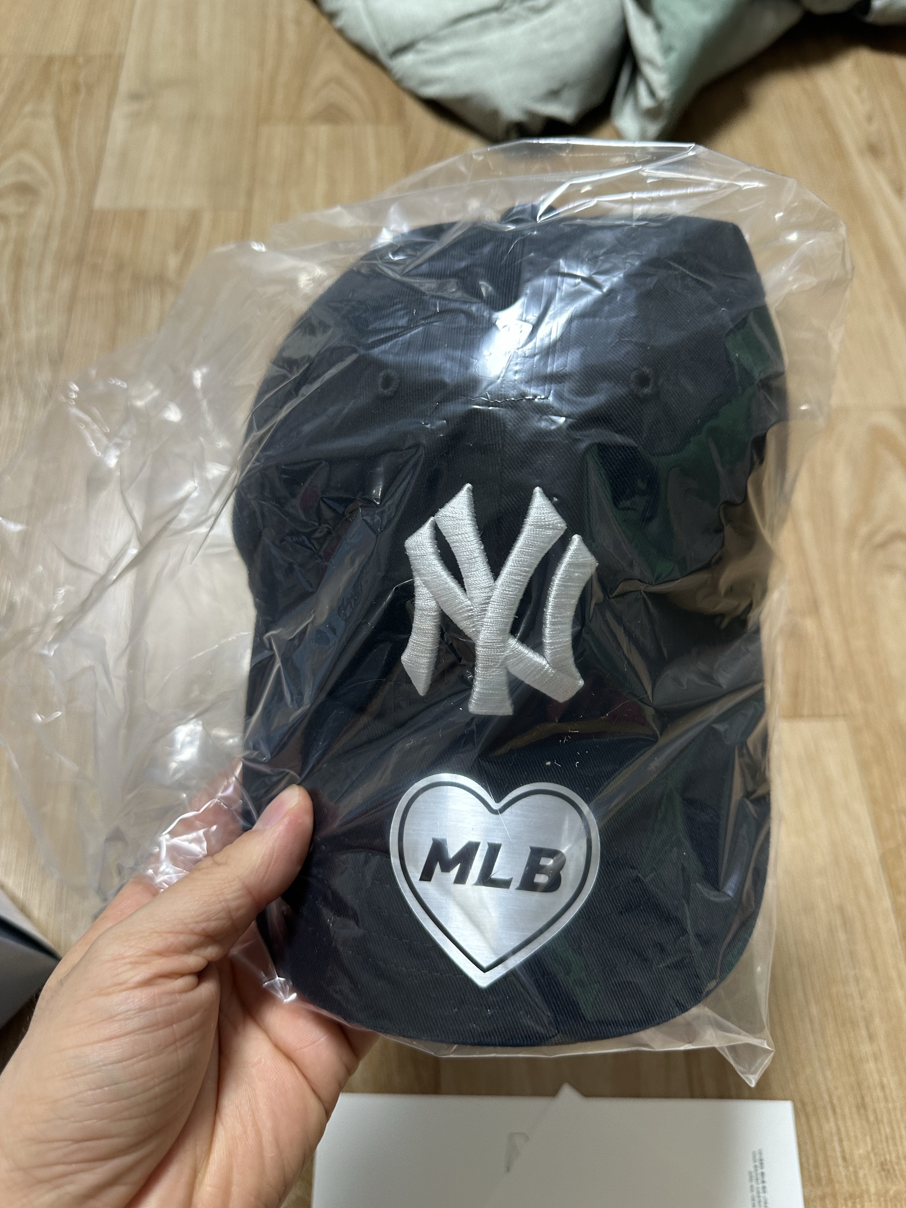 MLB x Karina Signature Unstructured Ball Cap Black 착용 스타일