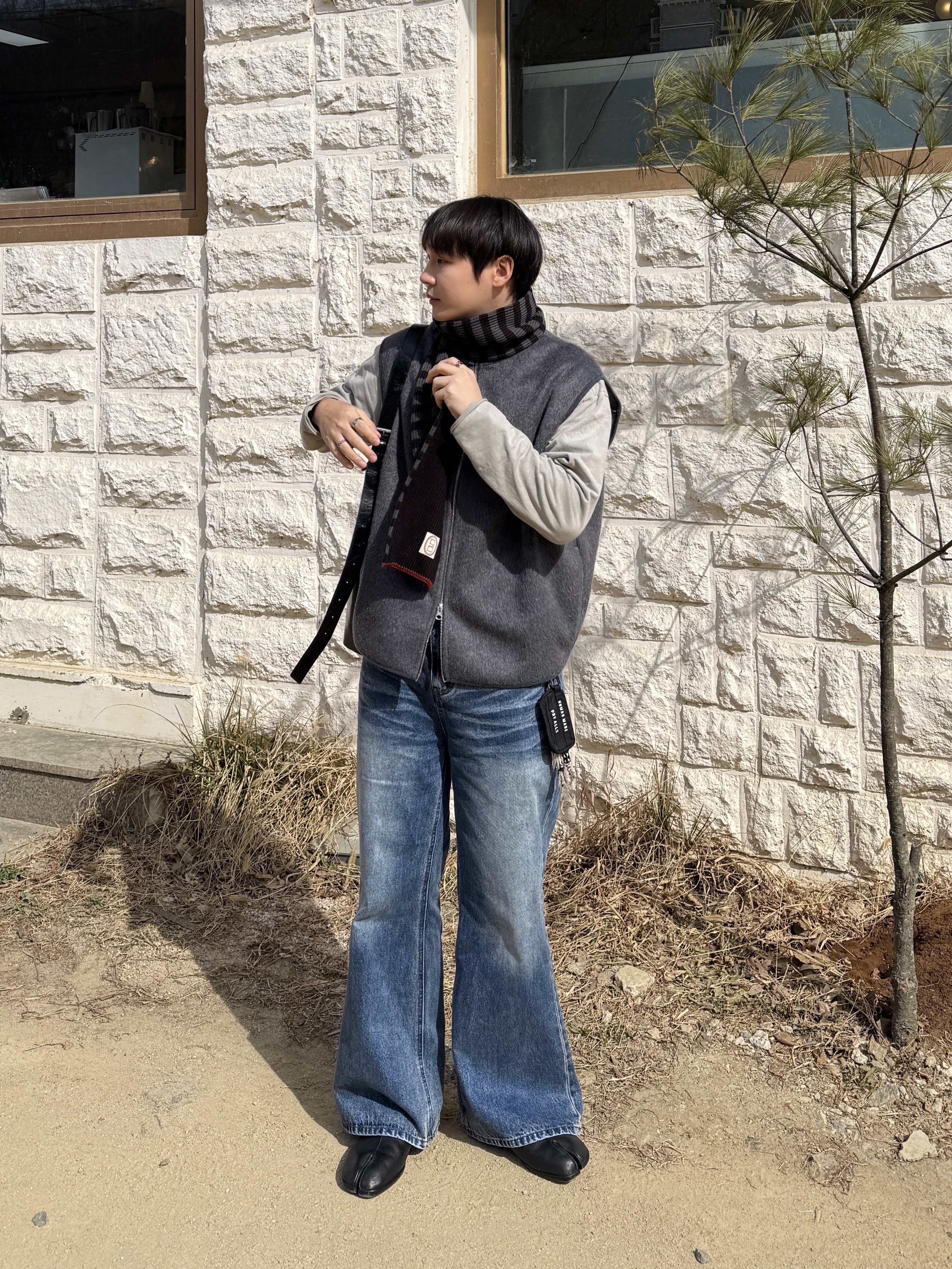 Maison Margiela Slip-On Tabi Shoes Black, Karactor Striped Knit Muffler Black Charcoal 착용 스타일 - 2