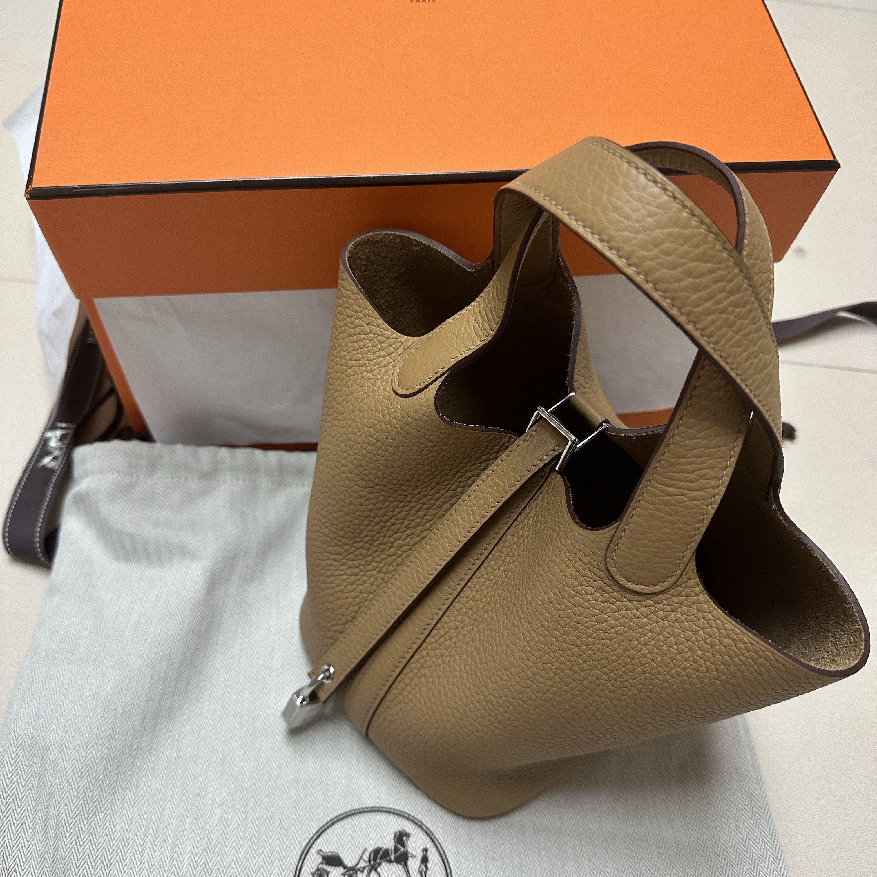 Hermes Picotin Lock 18 Bag Clemence & Palladium Biscuit 착용 스타일