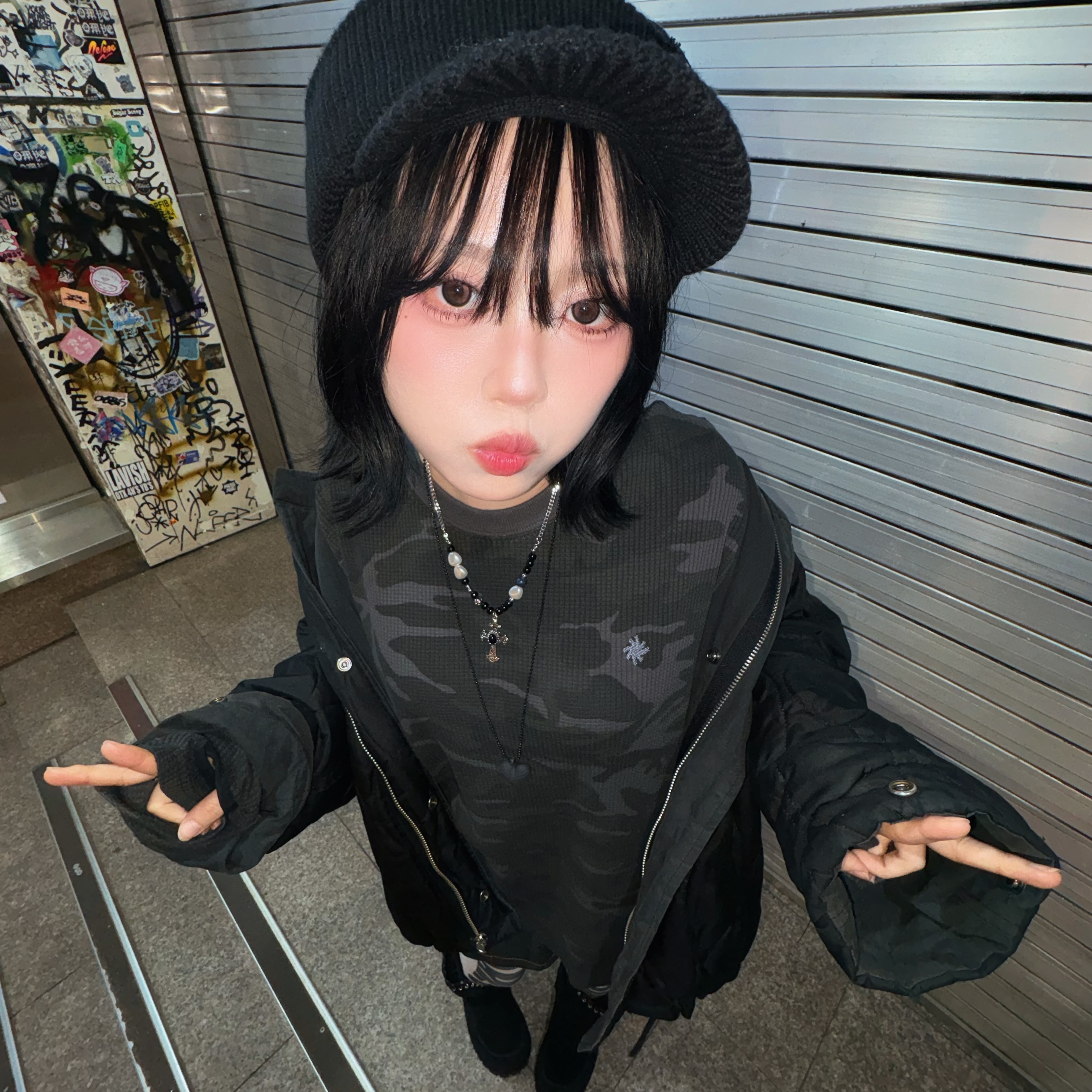 SLOW RECORD HOUSE Fingerhole Crop Long Sleeve Camo Charcoal 착용 스타일 - 2