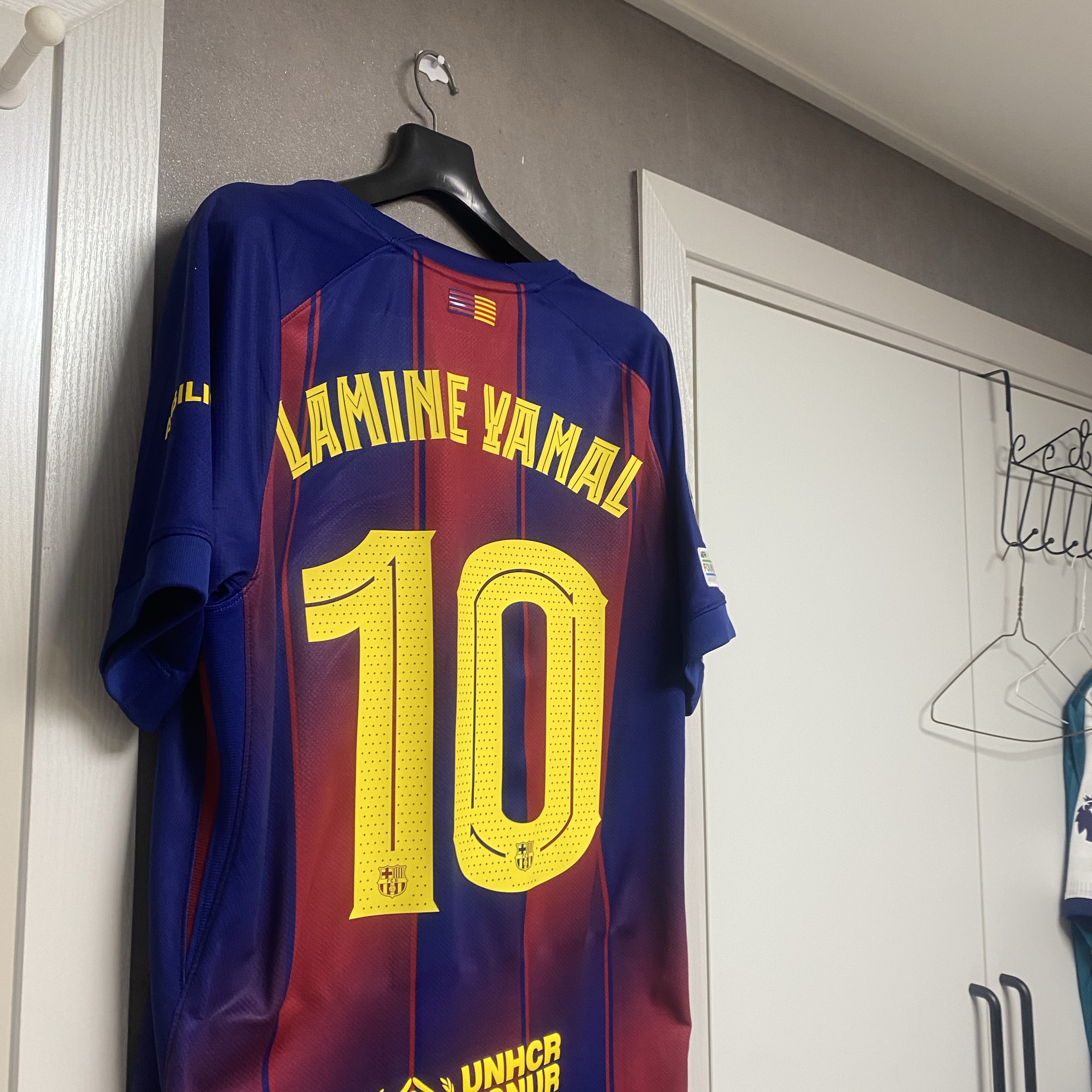 Nike FC Barcelona 2025/26 Stadium Home Dri-Fit Football Replica Jersey Deep Royal Blue Noble Red (Non Marking Ver.) 착용 스타일 - 1