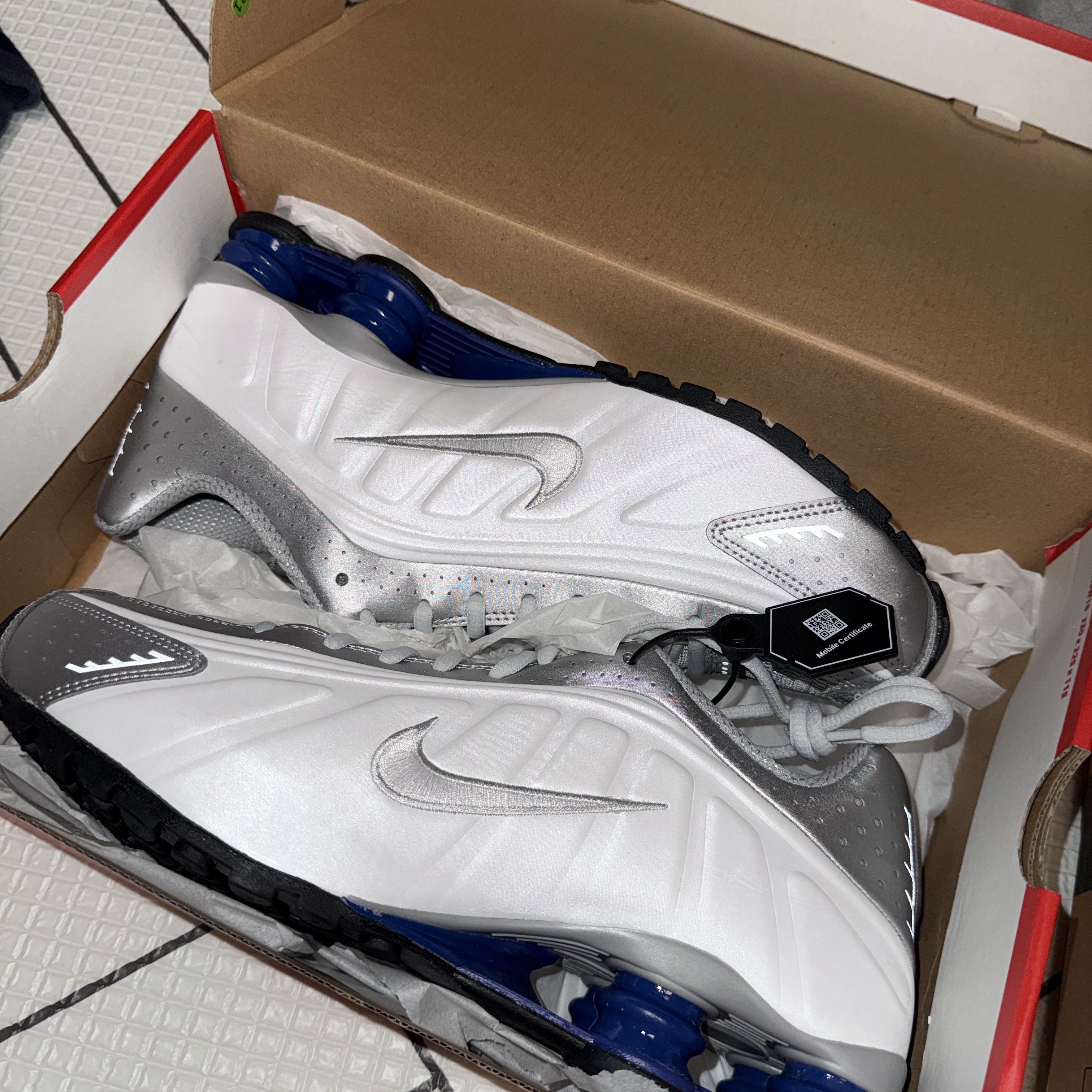Nike Shox R4 White Metallic Silver Deep Royal Blue White 착용 스타일