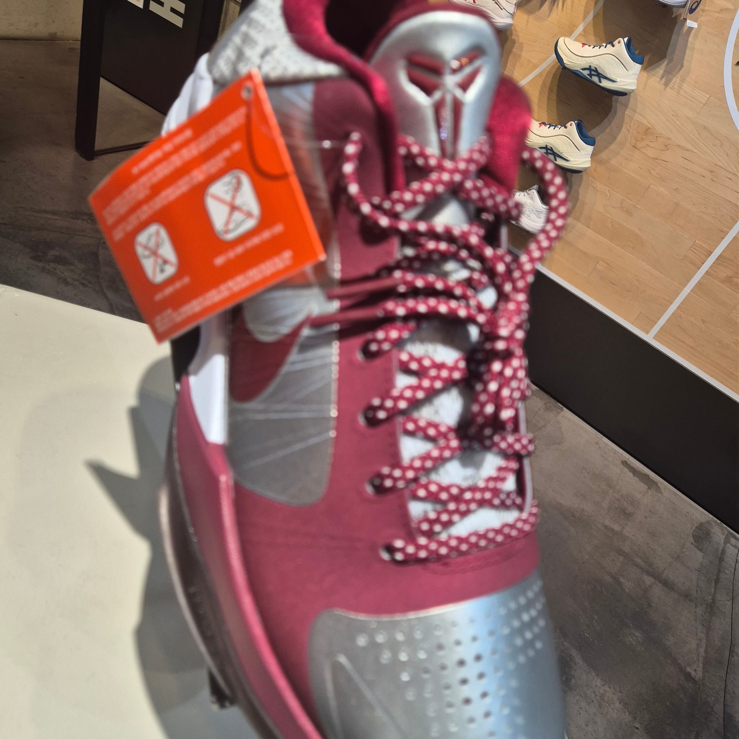 Nike Kobe 5 Protro Lower Merion Aces Away Metallic Silver Team Red 착용 스타일 - 6
