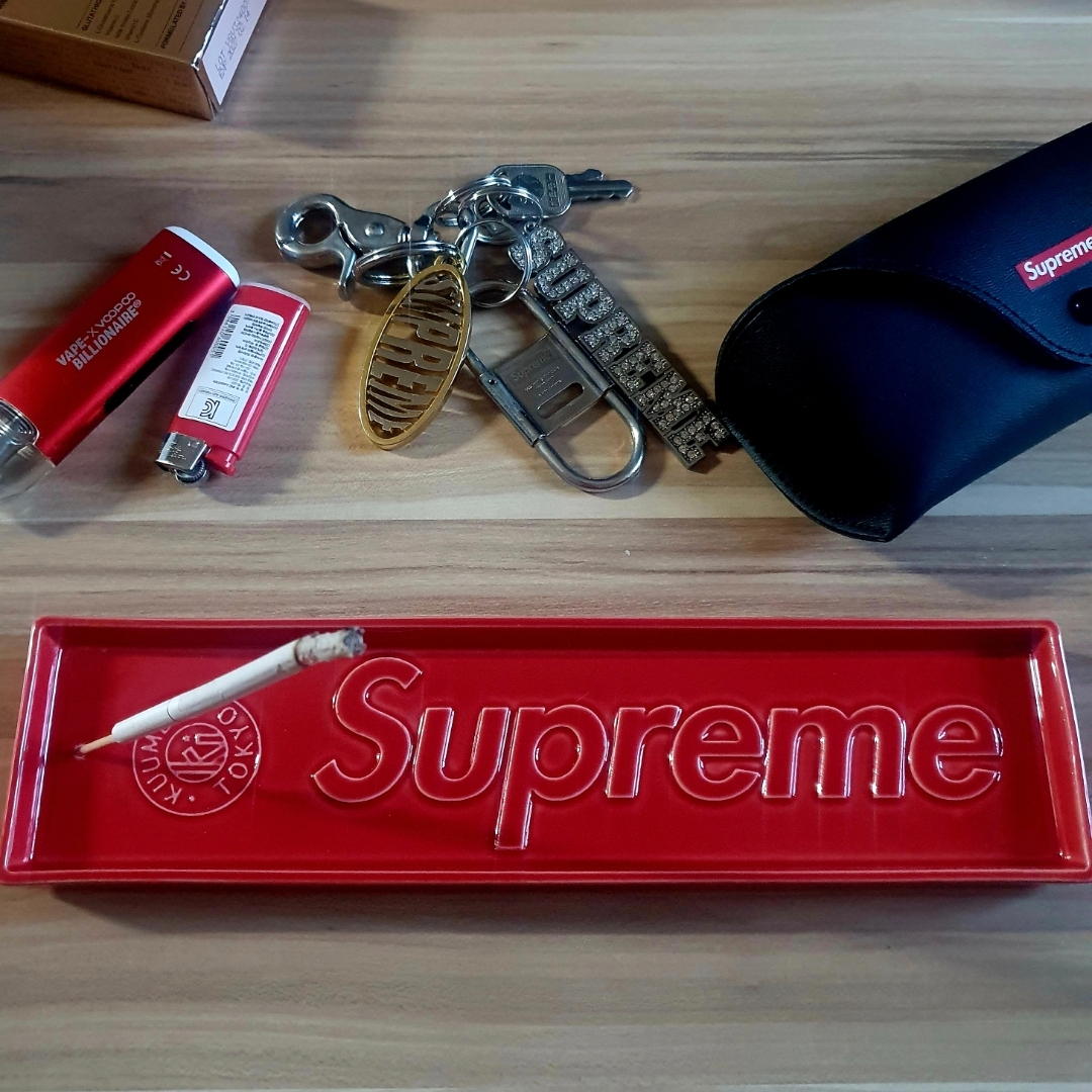Supreme Kuumba Incense Tray Red - 24SS 착용 스타일