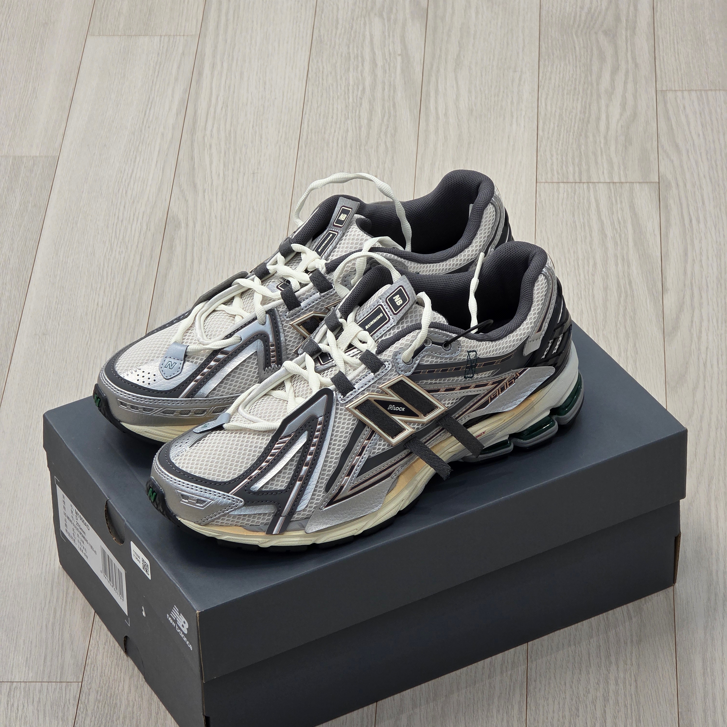 New Balance 1906A Silver Metallic Castlerock 착용 스타일 - 2
