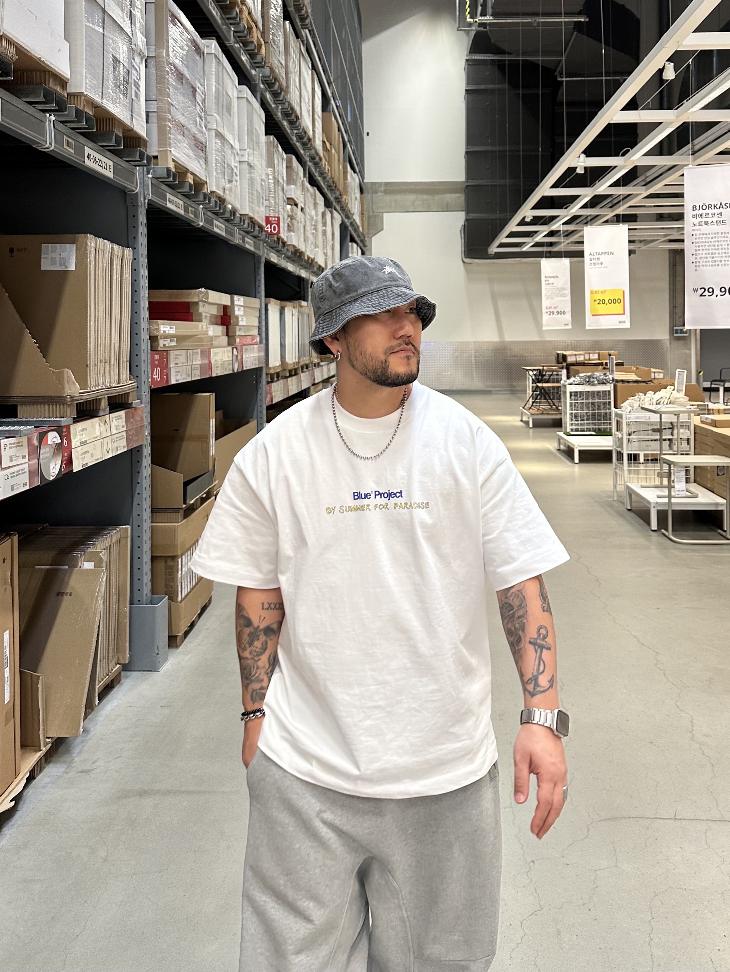 Stussy Washed Stock Bucket Hat Charcoal, Maison Mihara Yasuhiro Blakey OG Sole Canvas Low-top Sneakers Black White 착용 스타일 - 6